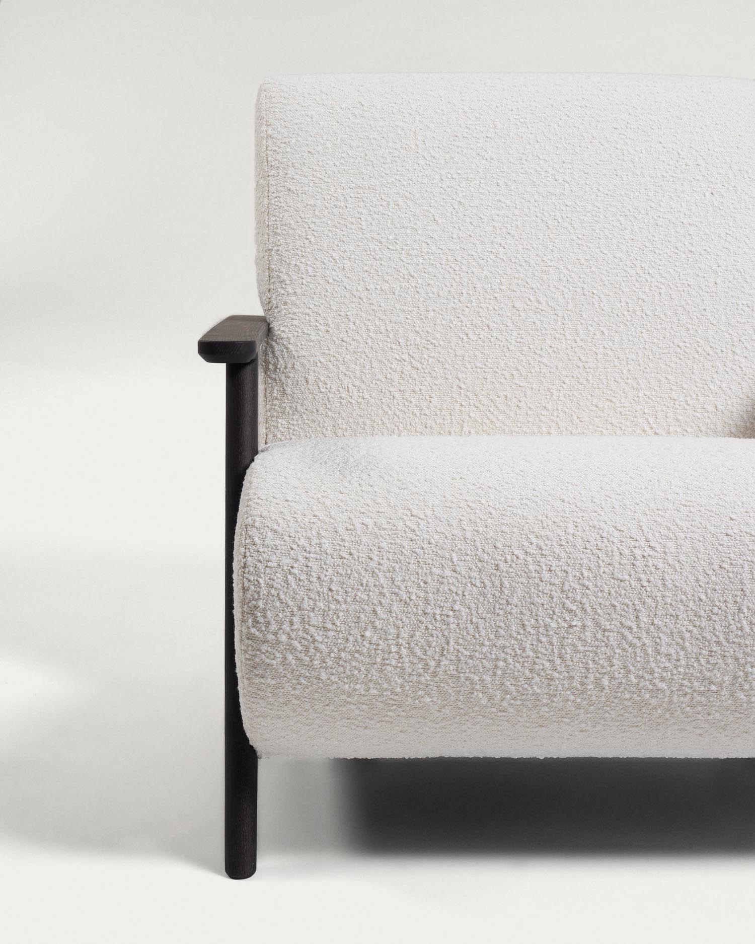 Genießen Sie den Meghan Sessel mit weichem Bouclé-Bezug in Weiß und stabilen Eschenbeinen im Wenge-Finish – ein elegantes Möbelstück für jeden Raum.