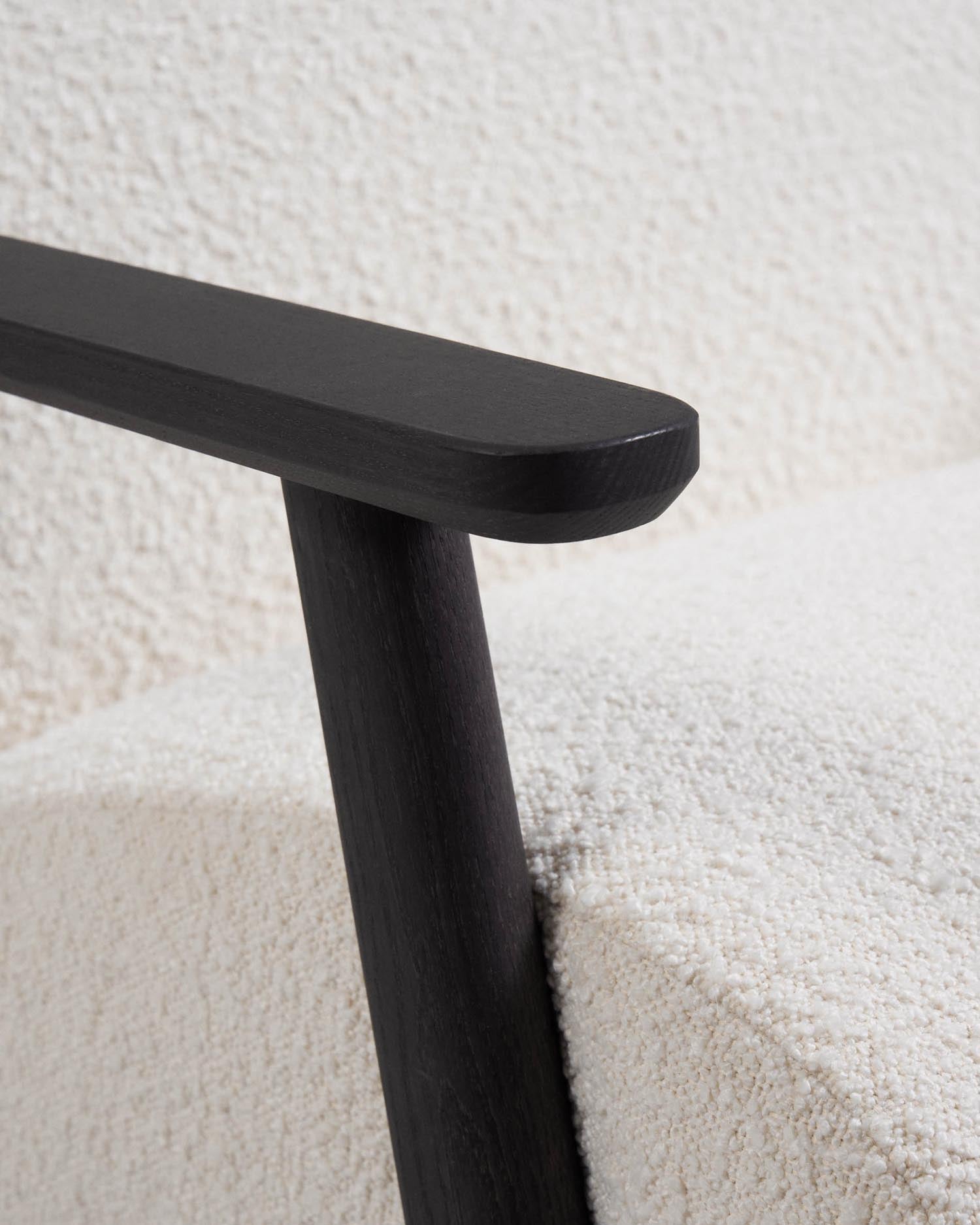 Erleben Sie den Meghan Sessel mit luxuriösem Bouclé-Bezug in Weiß und robusten Eschenbeinen im Wenge-Finish – stilvoll und nachhaltig für Ihr Zuhause.