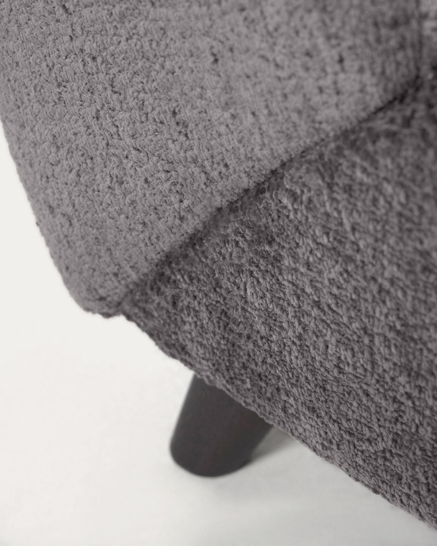 Entdecken Sie den Sessel Meghan von Kave Home: Eleganter grauer Chenille-Stoff trifft auf robustes Eschenholz mit edlem Wenge-Finish.