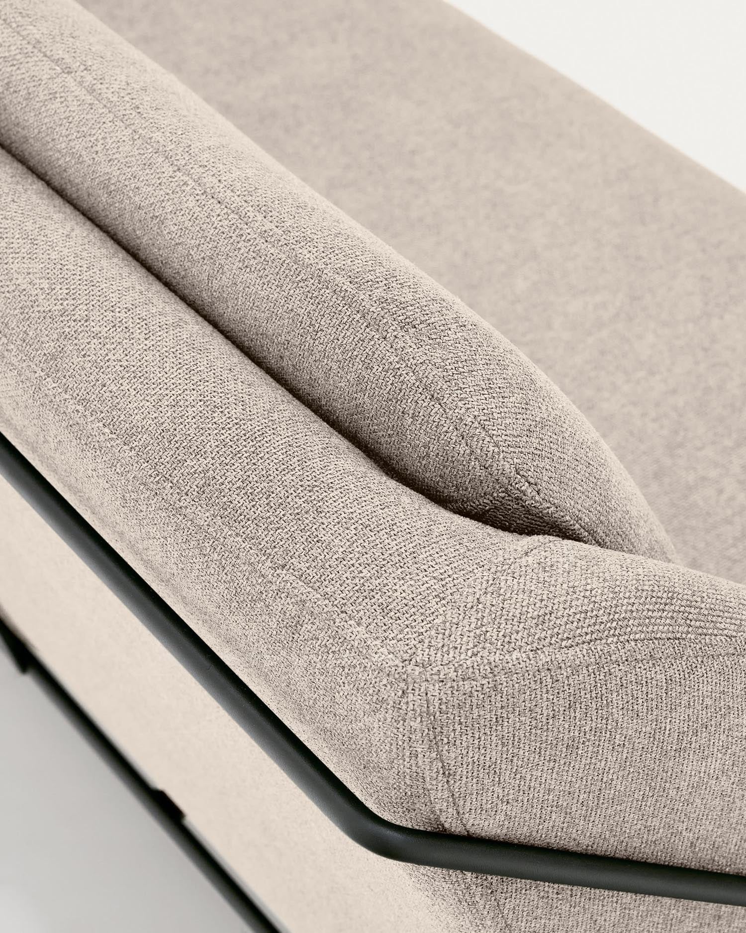 Stilvolles Brida 2-Sitzer-Sofa in Beige mit stabilen Stahlbeinen in Schwarz. Perfekt für kleine Räume, bietet es modernen Komfort und zeitlose Eleganz.