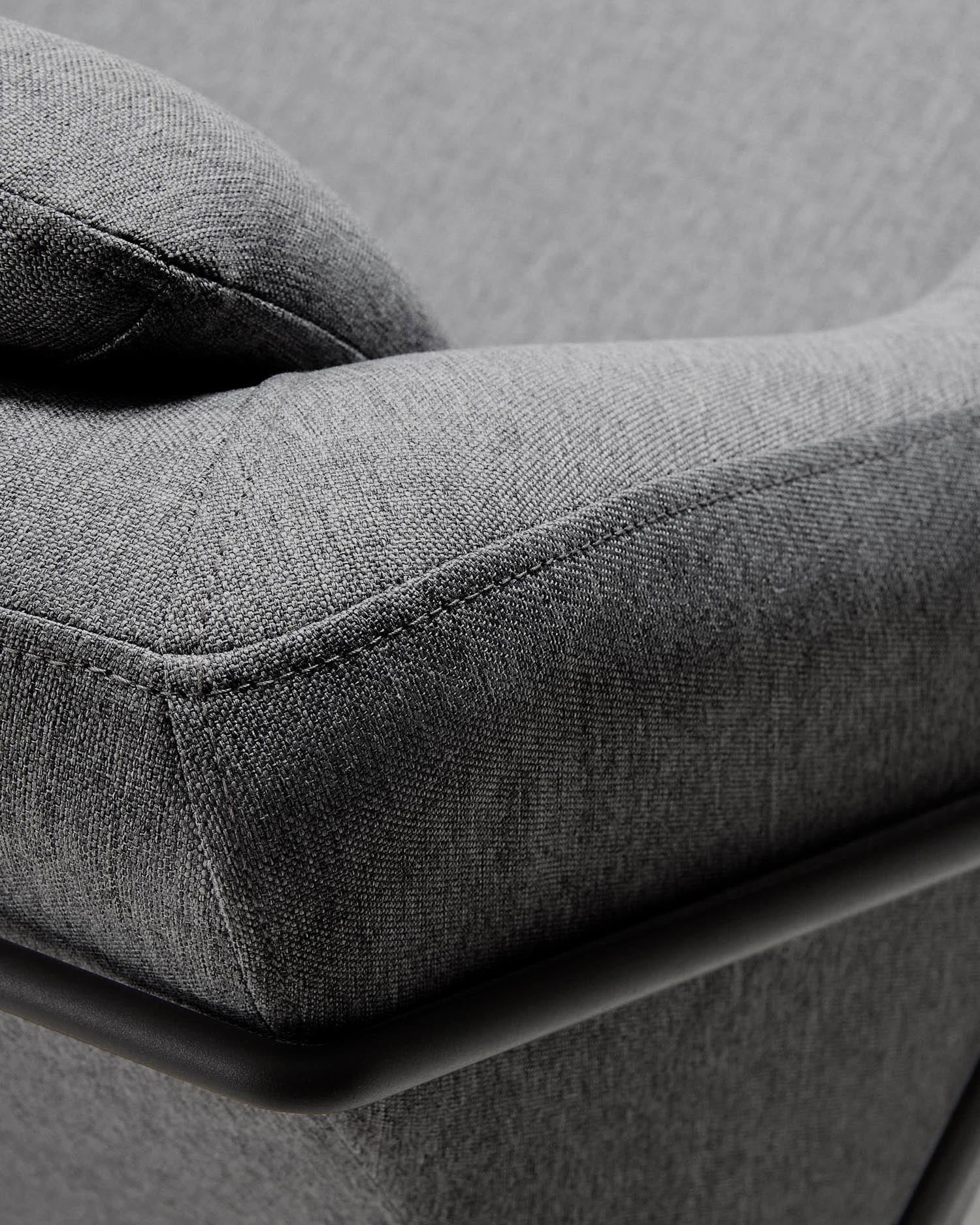 Das elegante Brida 2-Sitzer-Sofa in Dunkelgrau von Kave Home vereint Komfort und Stil auf kompakten 128 cm, ideal für jedes Wohnzimmer.