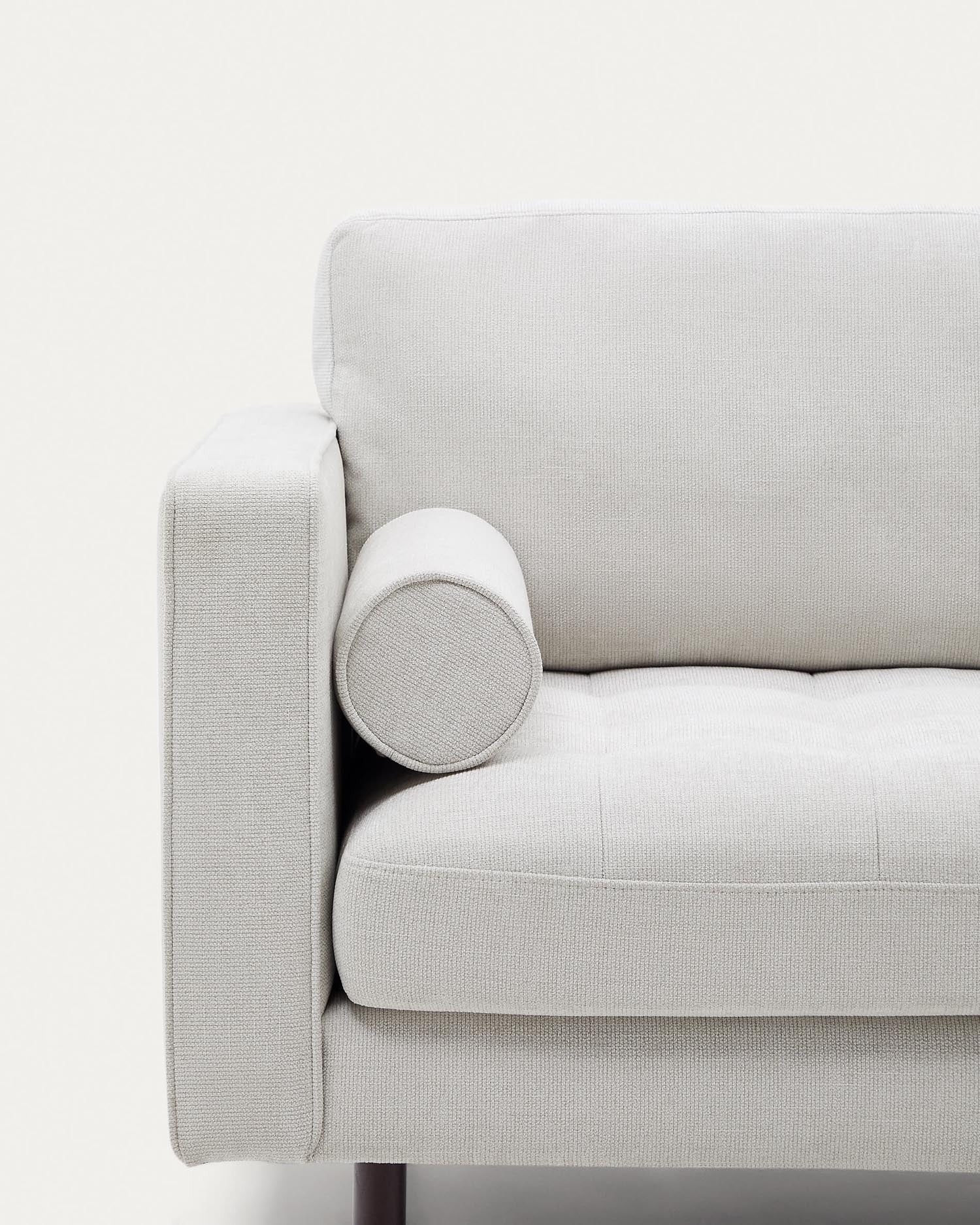 Entdecken Sie das Debra 3-Sitzer-Sofa von Kave Home: Stilvolles Design in perlfarbener Chenille und Wenge-Finish, ideal für jedes Wohnzimmer.