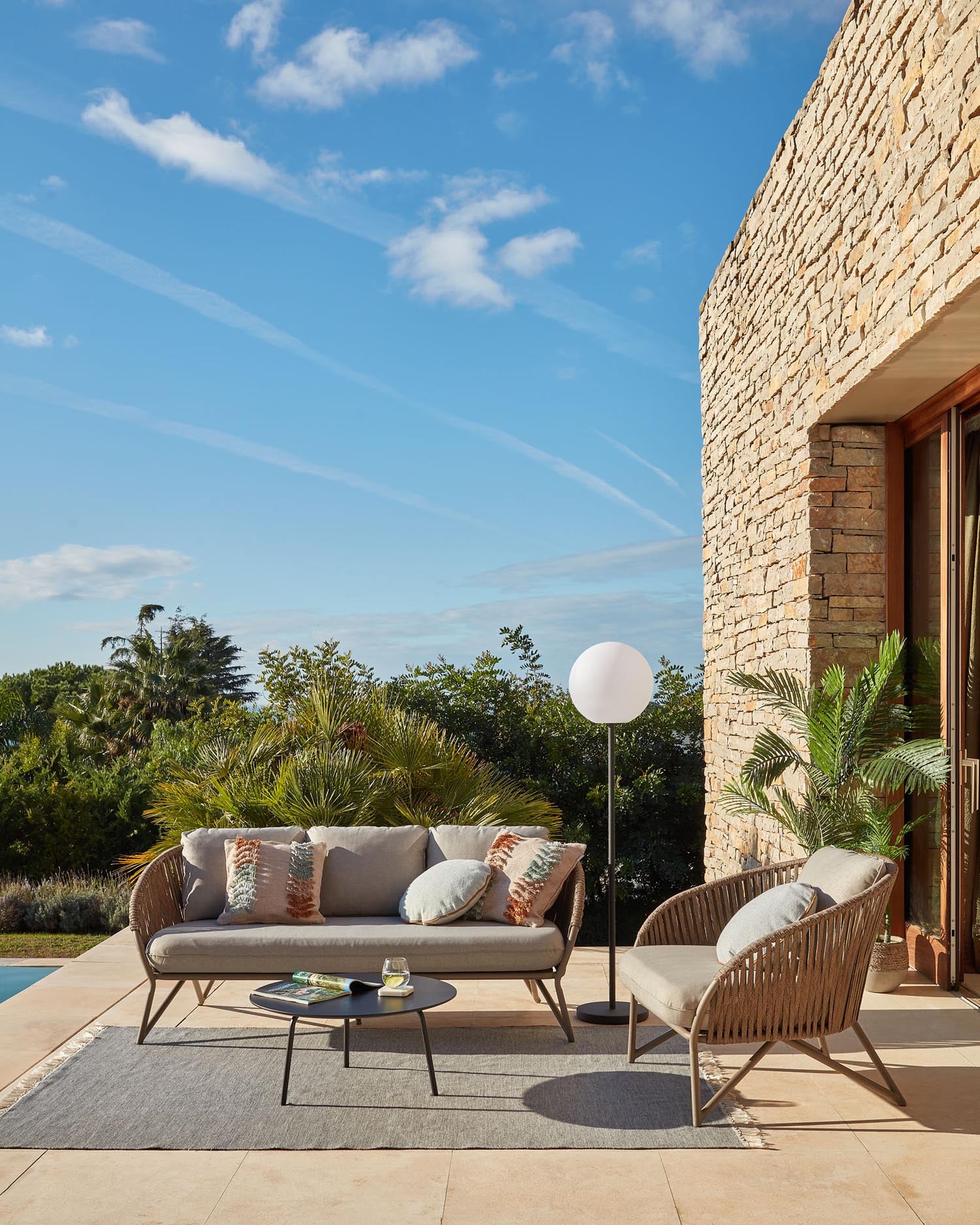 Das Branzie 3-Sitzer-Sofa von Kave Home bietet modernes Design mit braunem Seil für stilvolle und komfortable Momente.