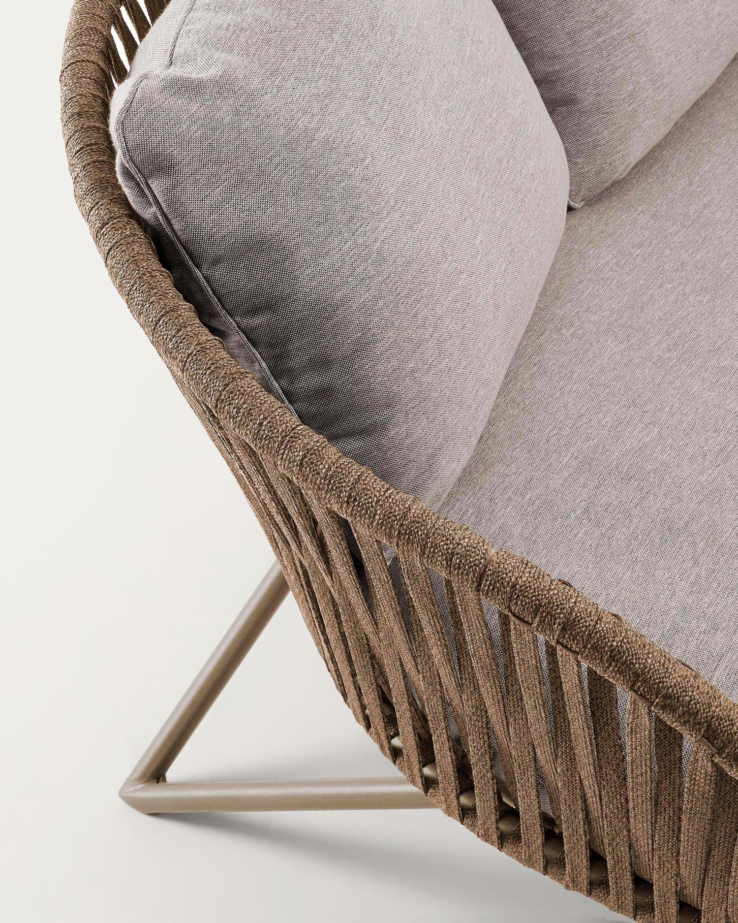 Das Branzie 3-Sitzer-Sofa von Kave Home bietet modernes Design mit braunem Seil für stilvolle und komfortable Momente.