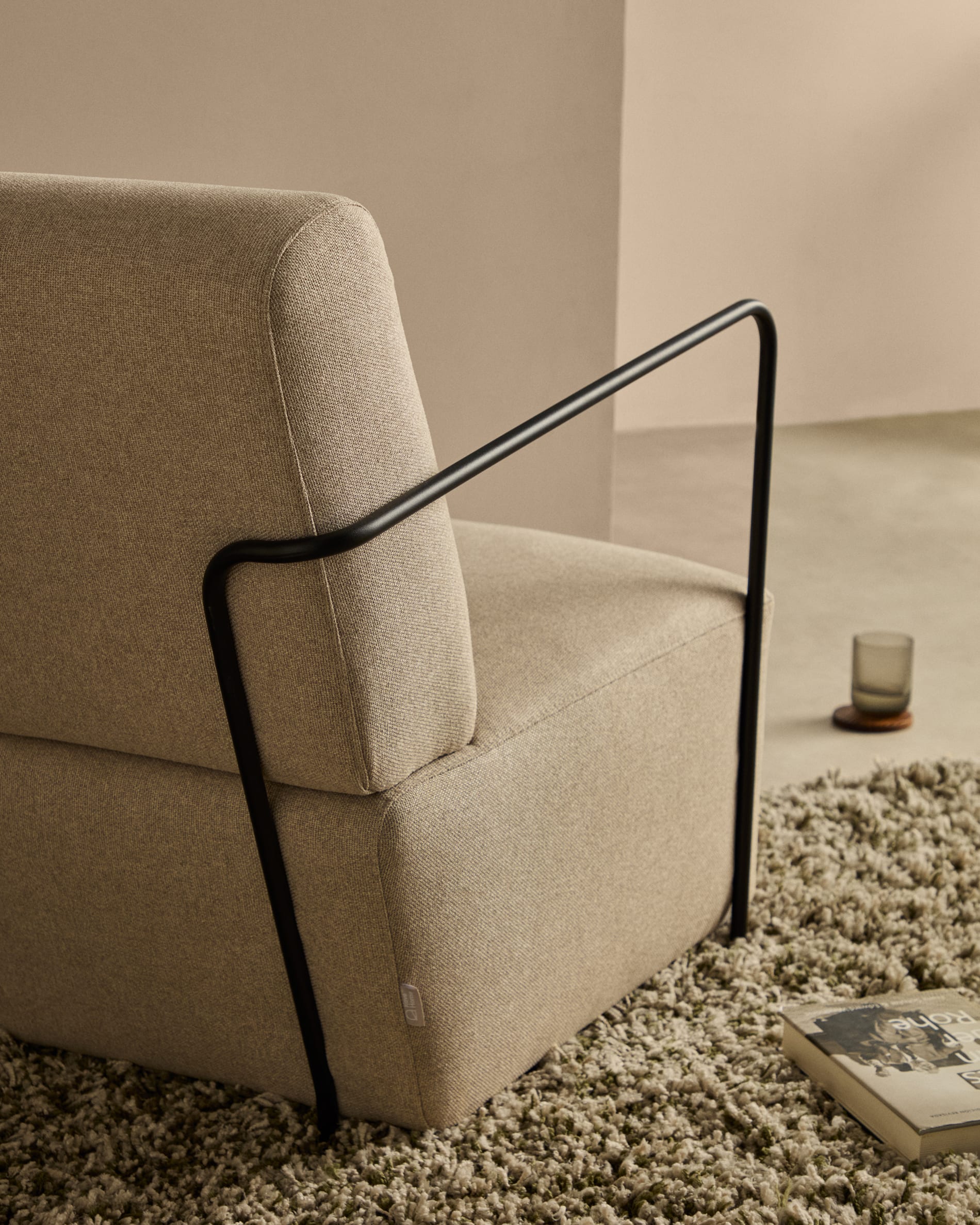 Eleganter Gamer-Sessel in Grün mit mattschwarzem Metall, ergonomisch und stilvoll für modernes Wohnen.