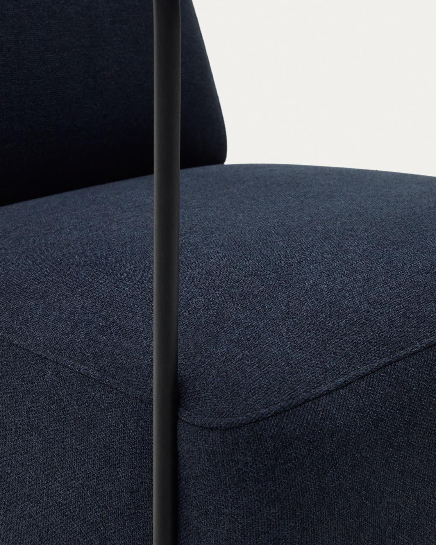 Entdecken Sie den Sessel Gamer in Blau und Metall von Kave Home – ein stilvolles Möbelstück, das industriellen Charme und hohen Komfort vereint.