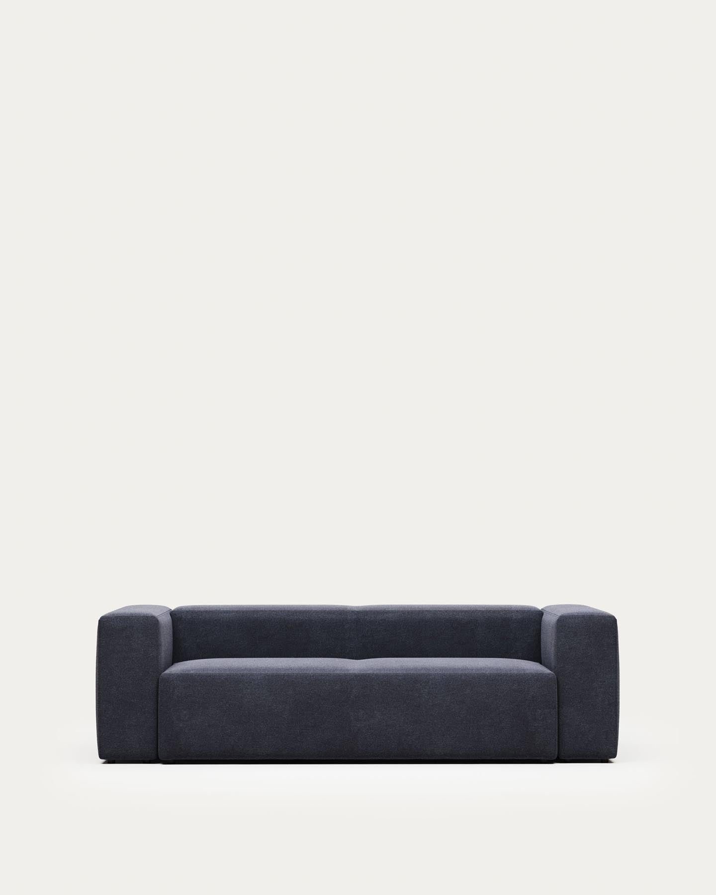 3-Sitzer-Sofa Blok, schwer entflammbar mit blauer Chenille, 240 cm in Blau präsentiert im Onlineshop von KAQTU Design AG. 3er Sofa ist von Kave Home