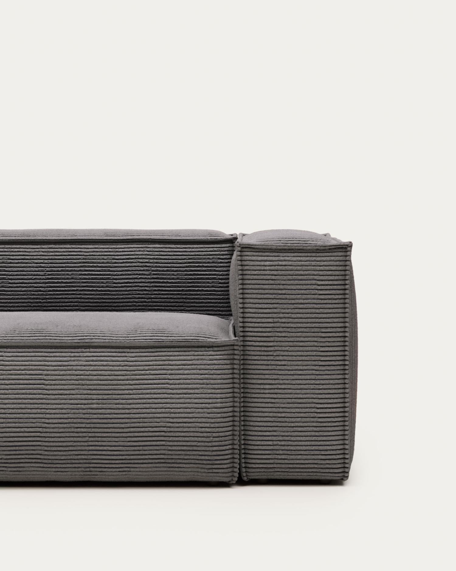 Erleben Sie das Blok 3-Sitzer-Sofa in breitem grauem Cord – ein stilvolles Möbelstück, das Komfort und Eleganz in Ihr Wohnzimmer bringt.