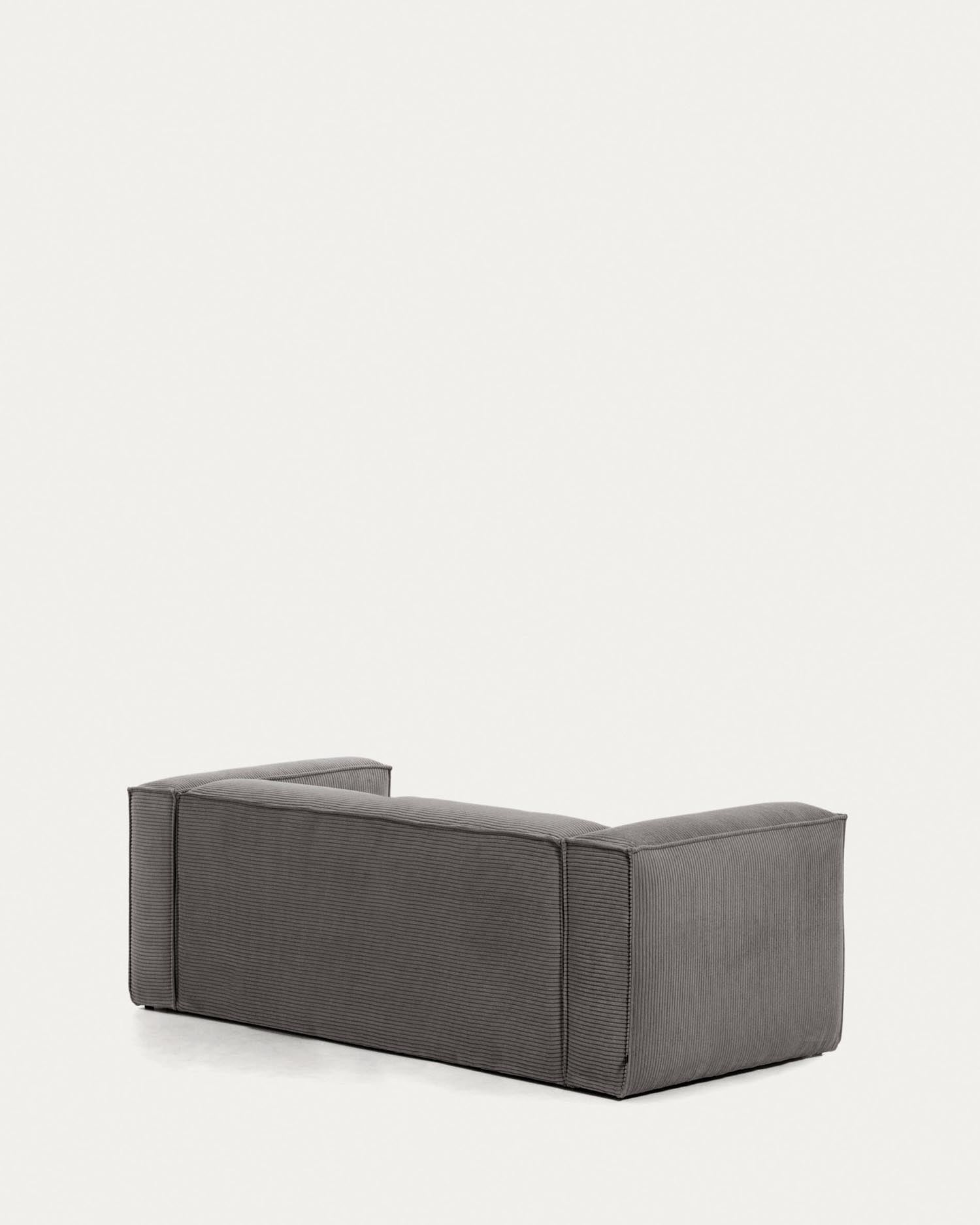 Erleben Sie das Blok 3-Sitzer-Sofa aus breitem grauem Cord – der Inbegriff von modernem Design und unvergleichlichem Komfort für Ihr Wohnzimmer.