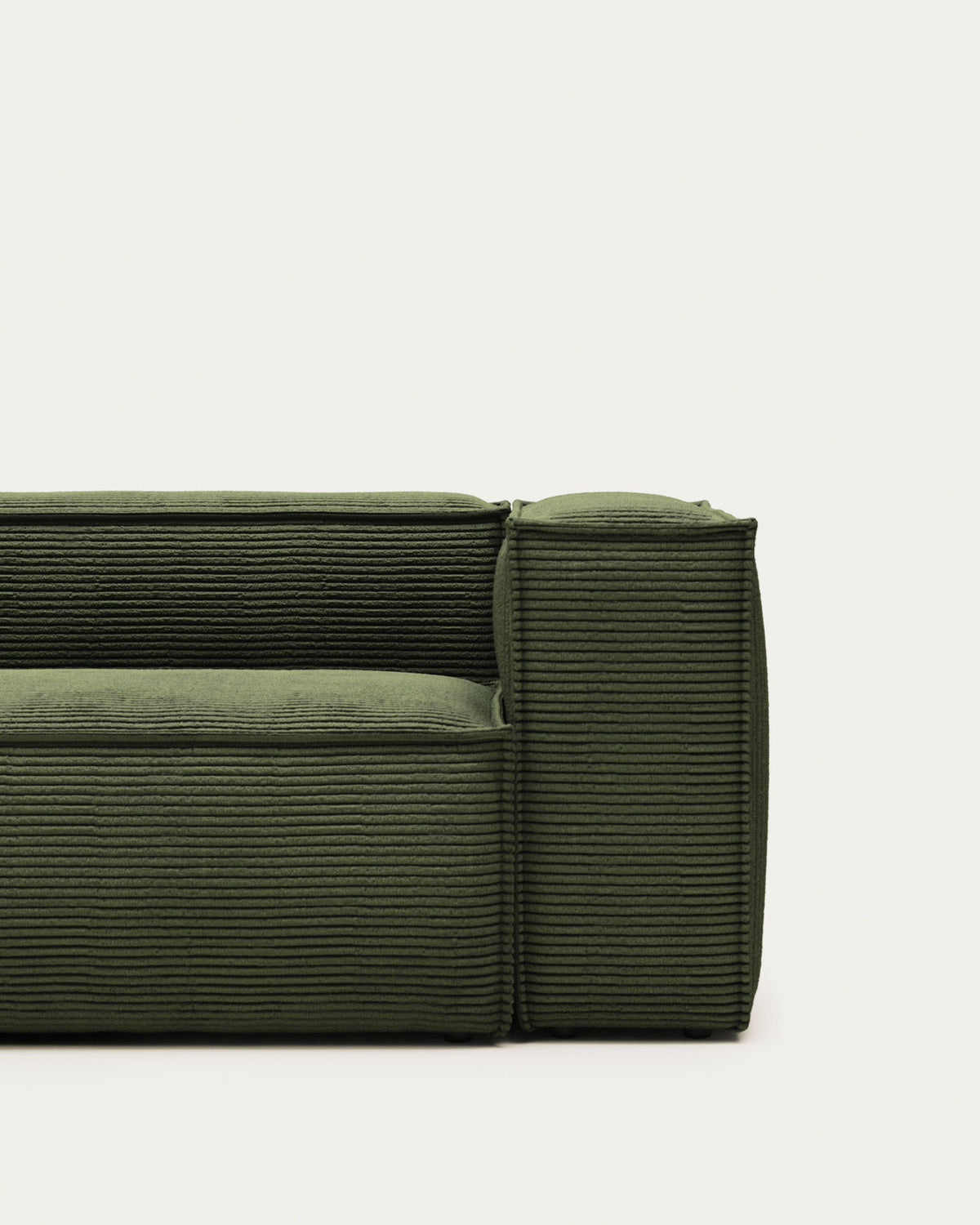 3-Sitzer-Sofa Blok mit dickem, grünen Cord 240 cm FSC Mix Credit in Grün präsentiert im Onlineshop von KAQTU Design AG. 3er Sofa ist von Kave Home