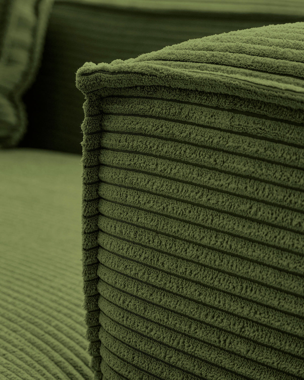3-Sitzer-Sofa Blok mit dickem, grünen Cord 240 cm FSC Mix Credit in Grün präsentiert im Onlineshop von KAQTU Design AG. 3er Sofa ist von Kave Home