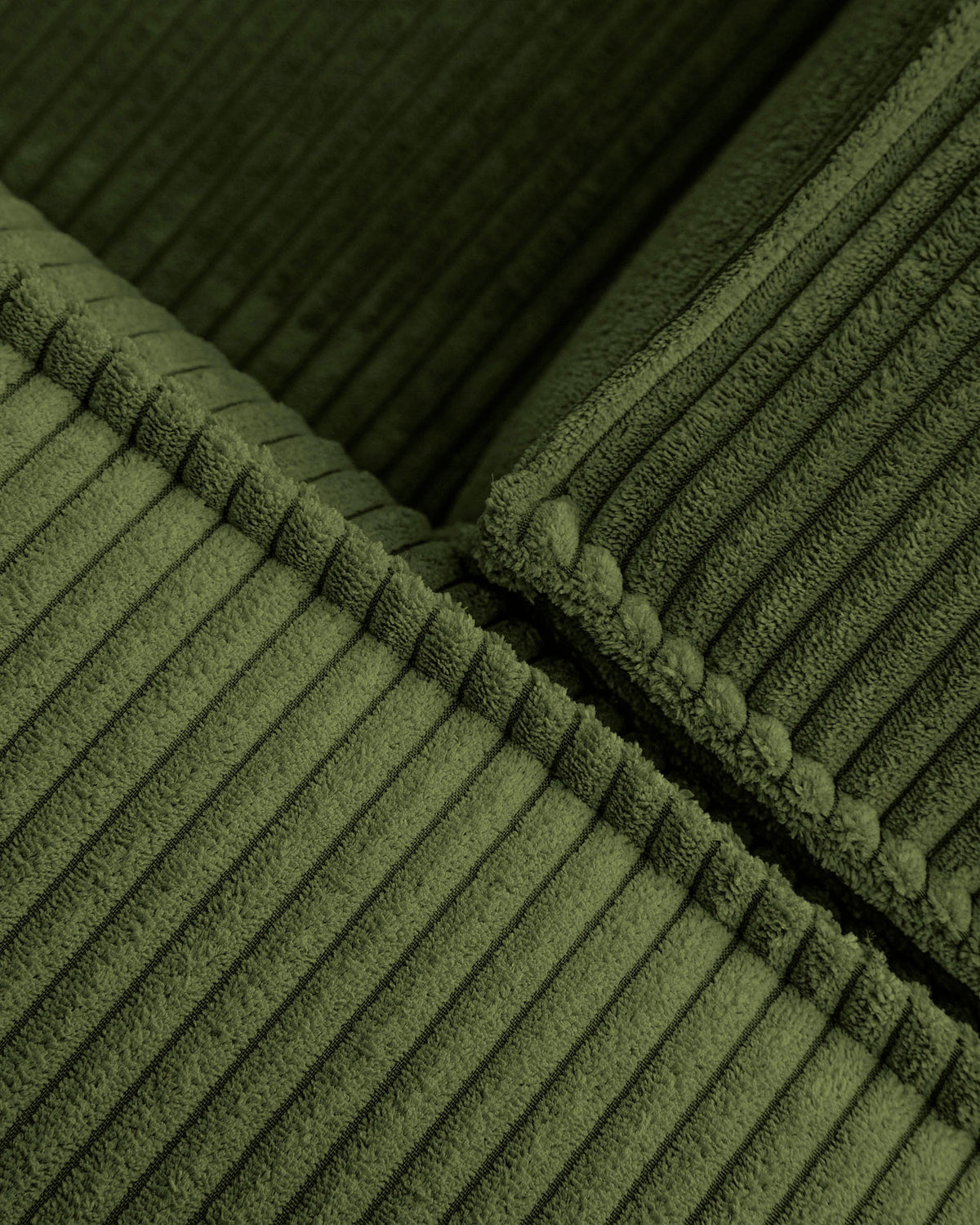 3-Sitzer-Sofa Blok mit dickem, grünen Cord 240 cm FSC Mix Credit in Grün präsentiert im Onlineshop von KAQTU Design AG. 3er Sofa ist von Kave Home