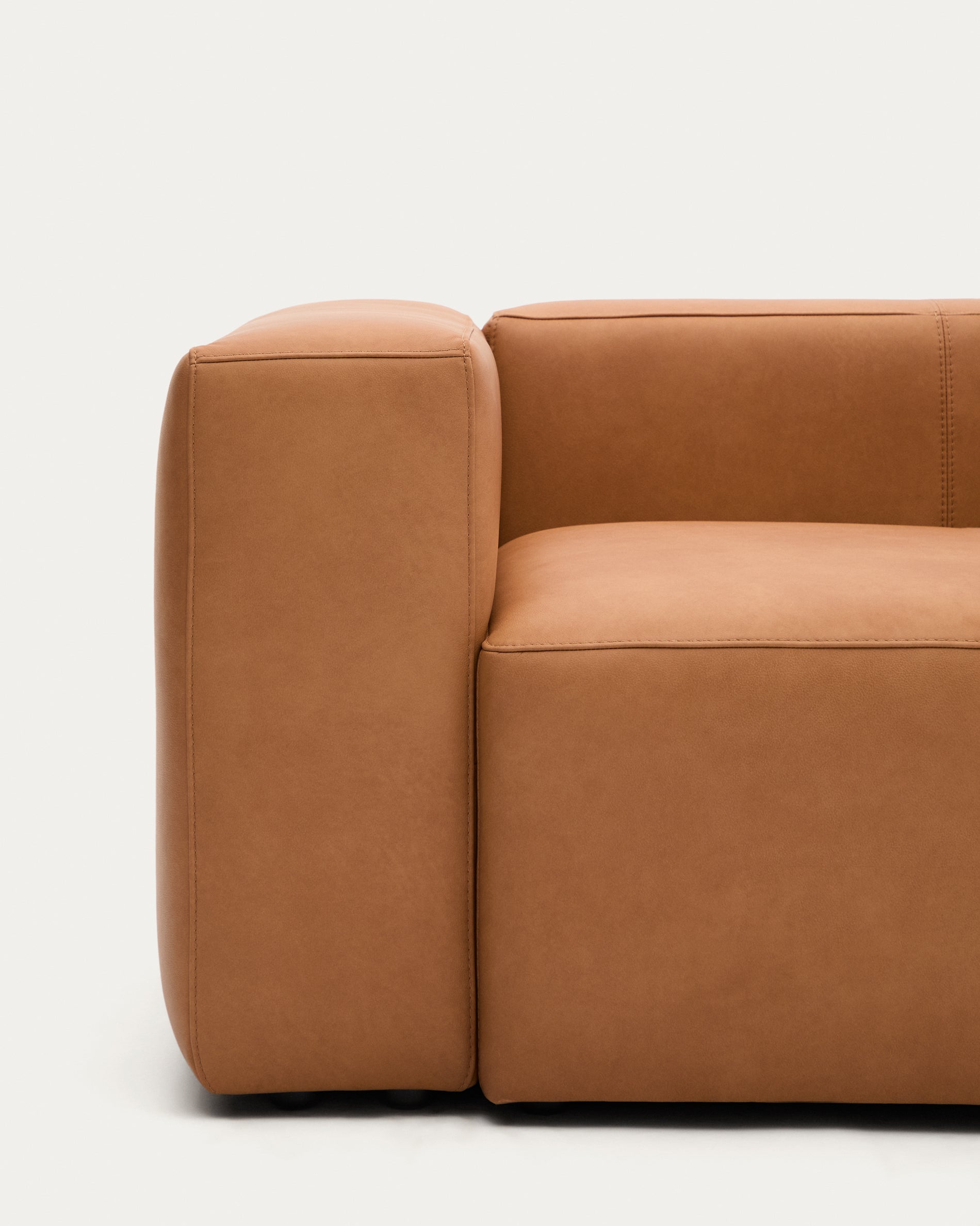 Sofa Blok aus braunem Leder 3-Sitzer 240 cm in Braun präsentiert im Onlineshop von KAQTU Design AG. 3er Sofa ist von Kave Home