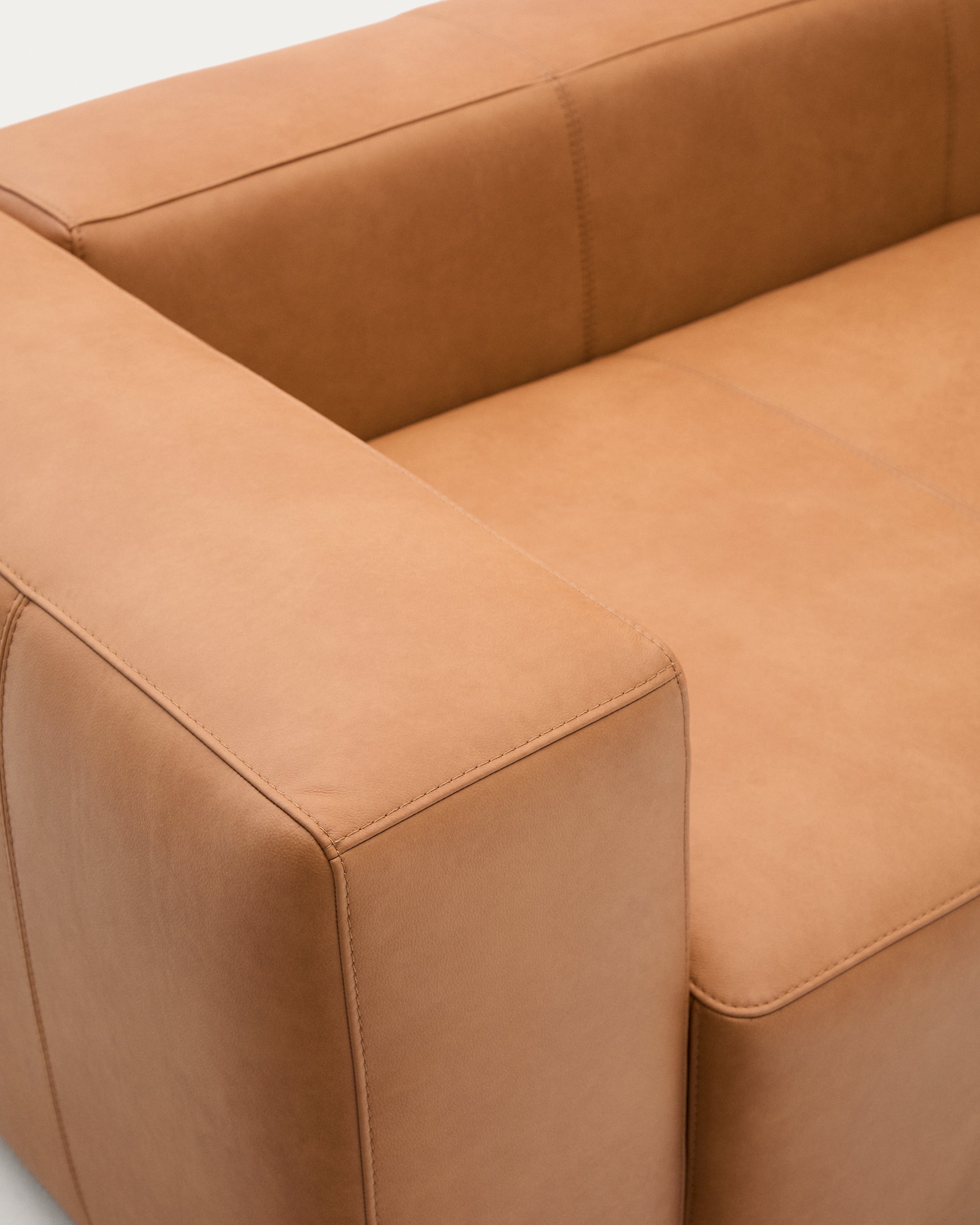 Sofa Blok aus braunem Leder 3-Sitzer 240 cm in Braun präsentiert im Onlineshop von KAQTU Design AG. 3er Sofa ist von Kave Home