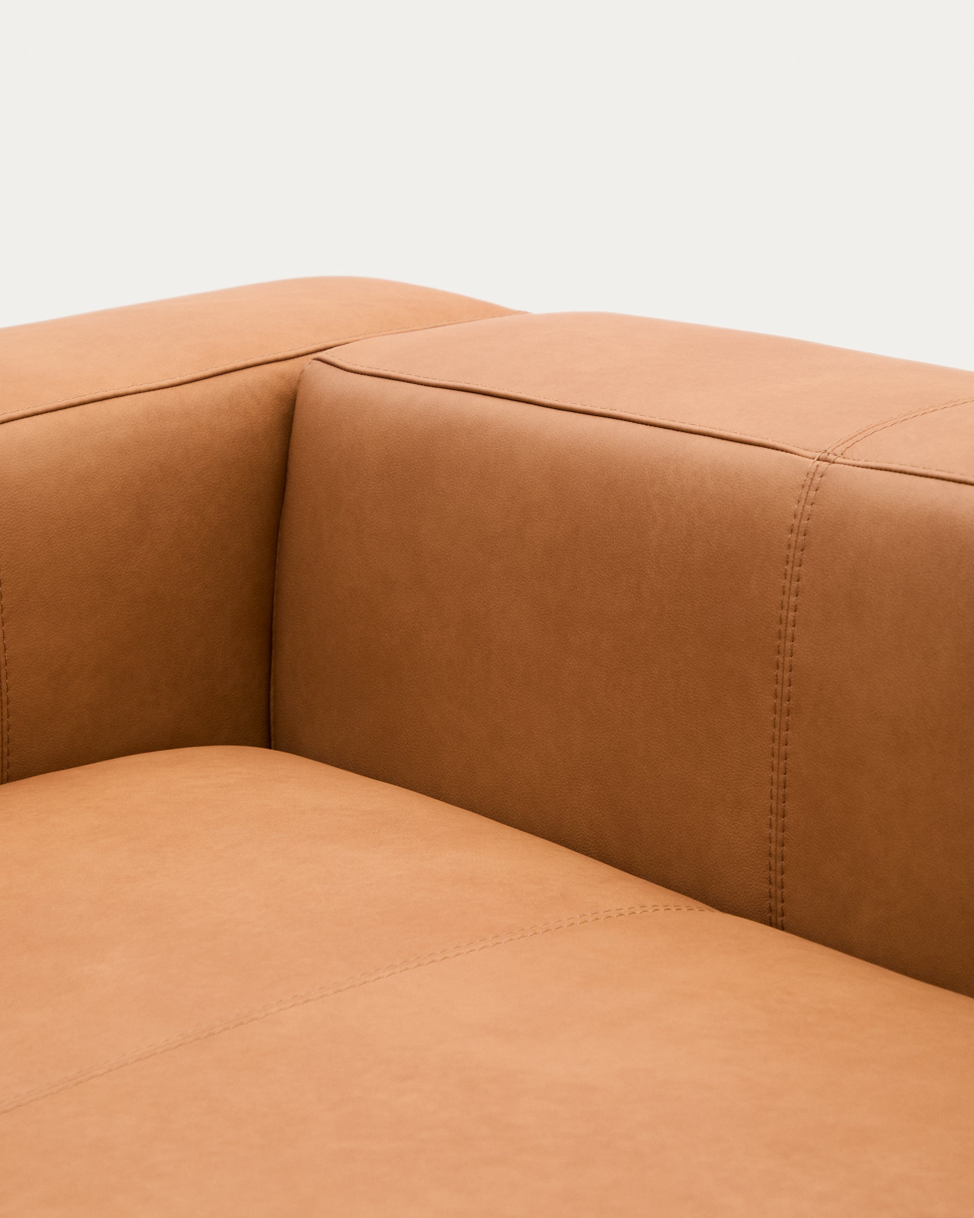 Sofa Blok aus braunem Leder 3-Sitzer 240 cm in Braun präsentiert im Onlineshop von KAQTU Design AG. 3er Sofa ist von Kave Home