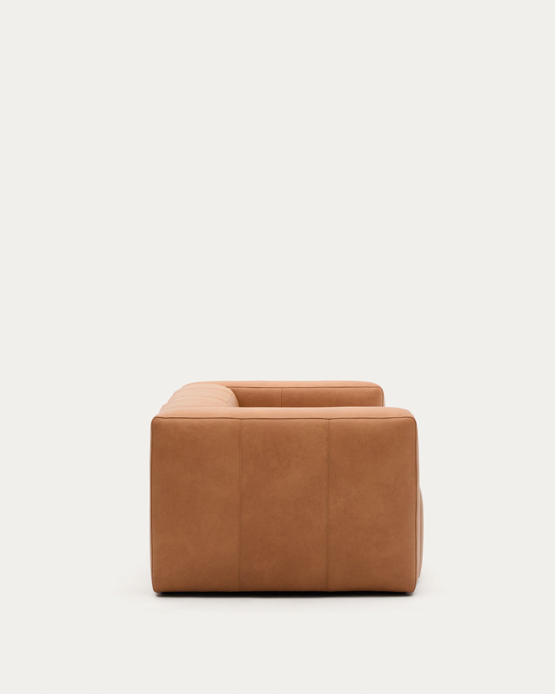 Sofa Blok aus braunem Leder 3-Sitzer 240 cm in Braun präsentiert im Onlineshop von KAQTU Design AG. 3er Sofa ist von Kave Home