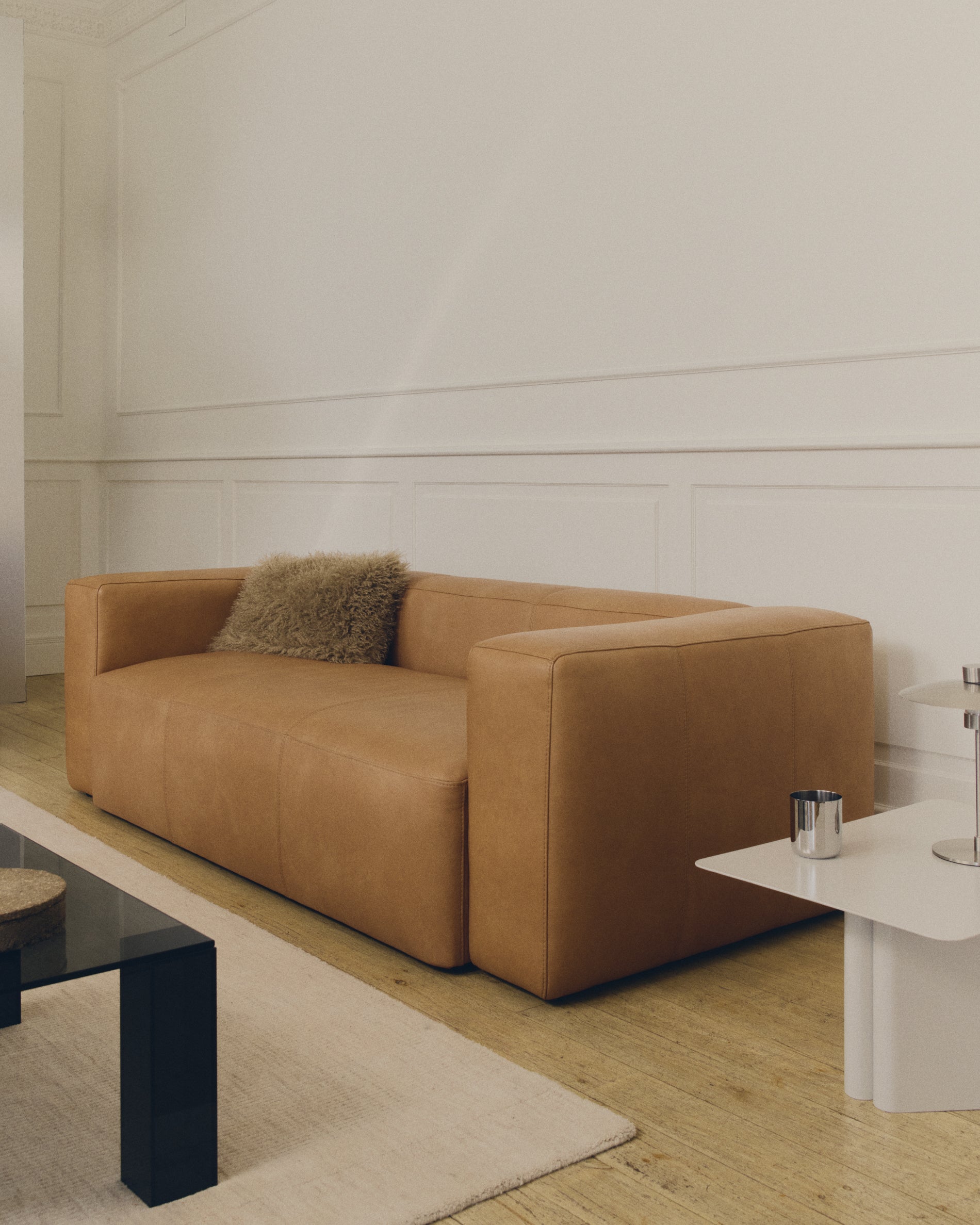 Sofa Blok aus braunem Leder 3-Sitzer 240 cm in Braun präsentiert im Onlineshop von KAQTU Design AG. 3er Sofa ist von Kave Home