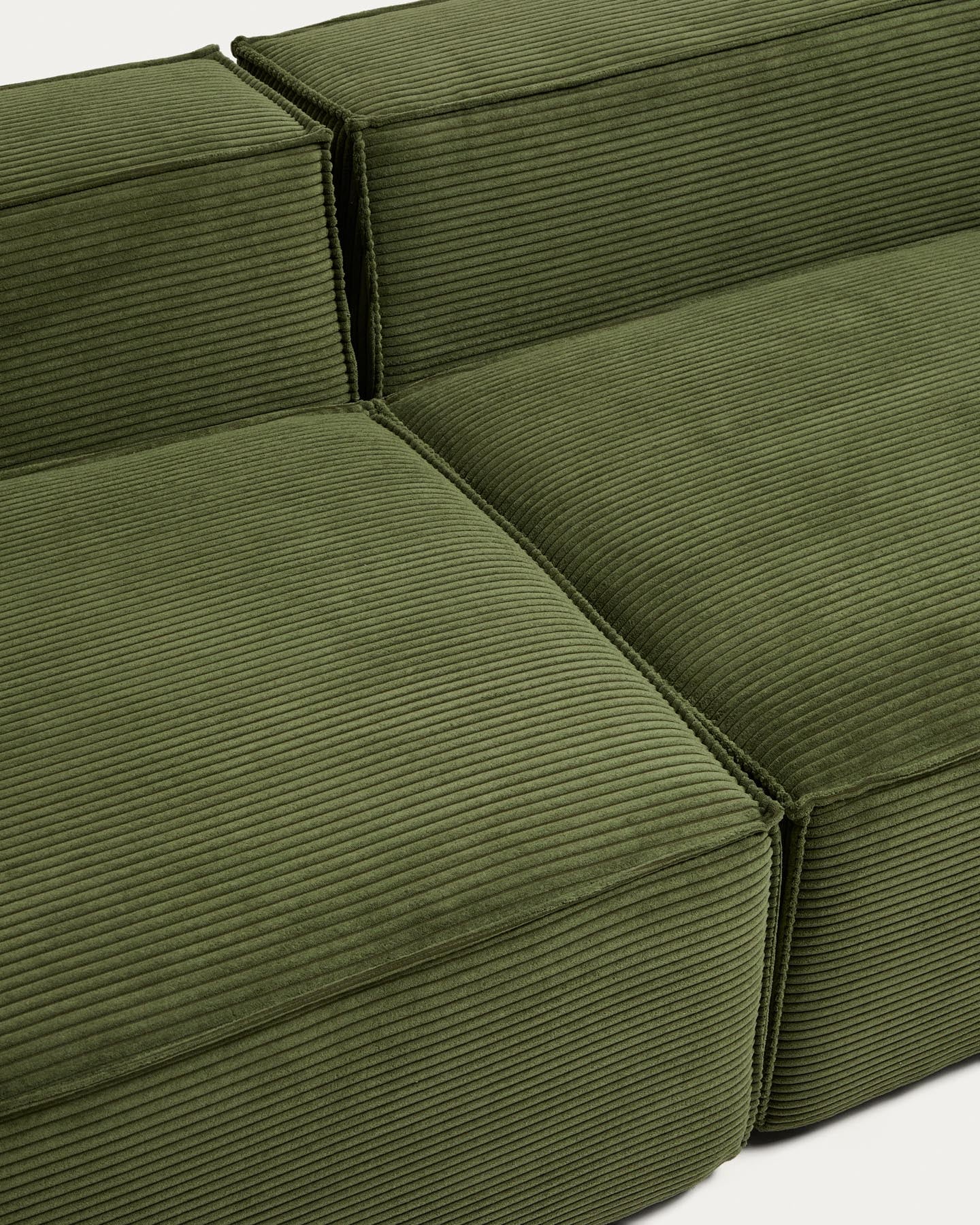 3-Sitzer-Sofa Blok mit Randmodul rechts in grobem grünem Cord, 325 cm, FSC Mix Credit in Grün präsentiert im Onlineshop von KAQTU Design AG. 3er Sofa ist von Kave Home