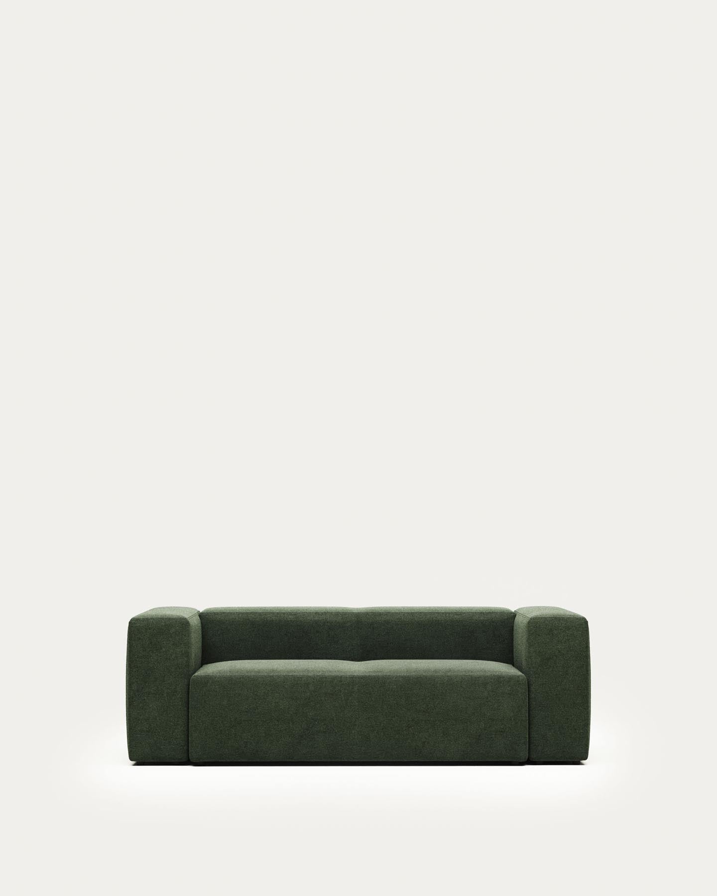 2-Sitzer-Sofa Blok, schwer entflammbar mit grüner Chenille, 210 cm in Grün präsentiert im Onlineshop von KAQTU Design AG. 2er Sofa ist von Kave Home