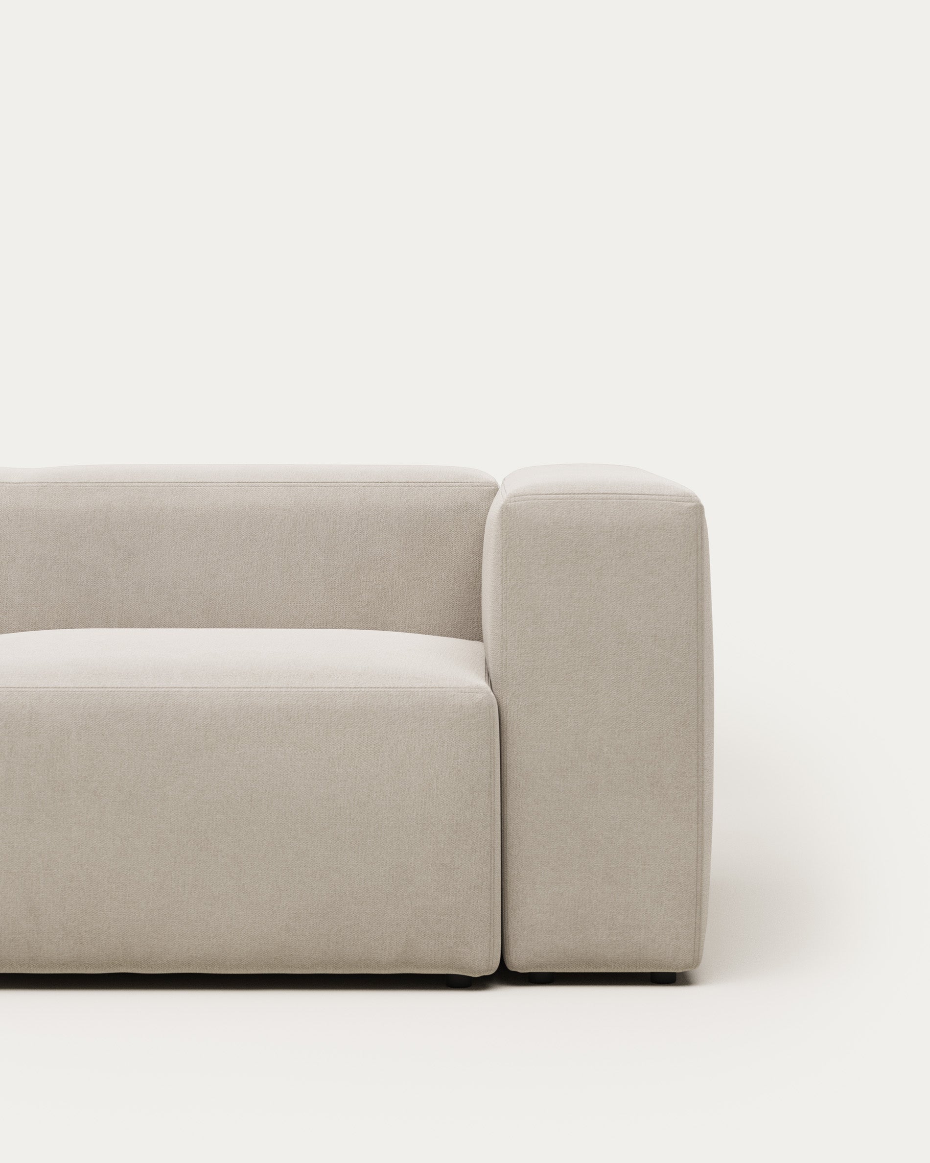 2-Sitzer-Sofa Blok, schwer entflammbar mit weisser Chenille, 210 cm in Grau präsentiert im Onlineshop von KAQTU Design AG. 2er Sofa ist von Kave Home