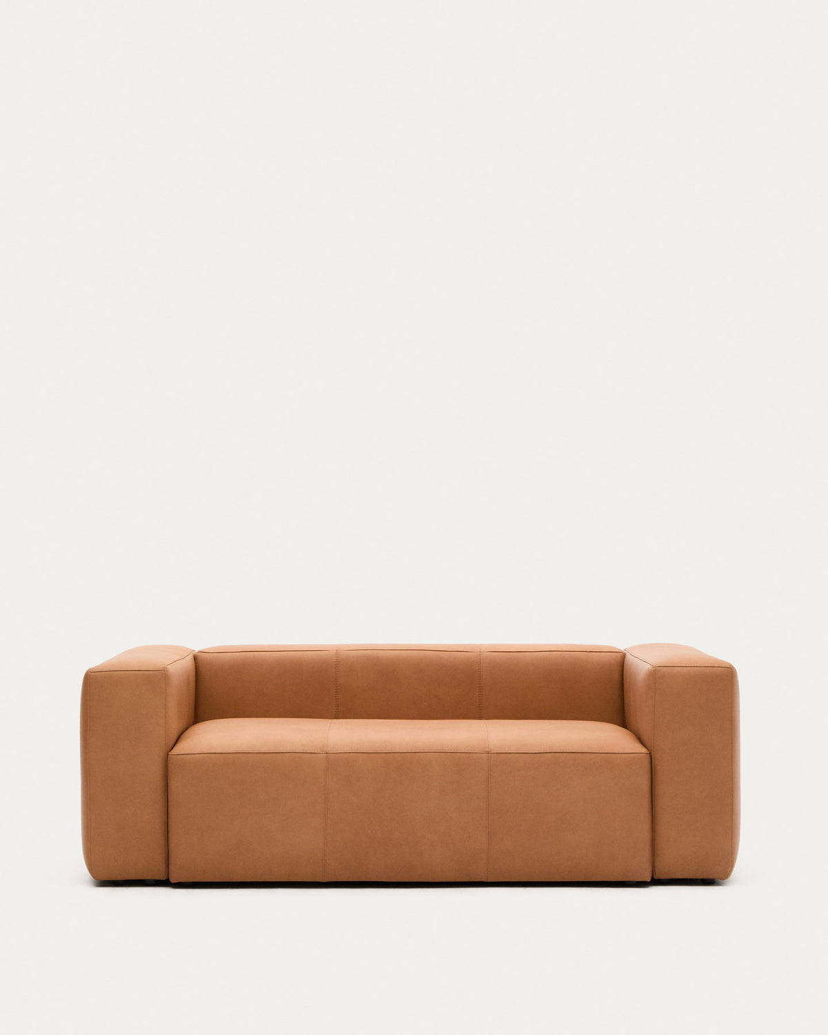 Sofa Blok aus braunem Leder 2-Sitzer 210 cm in Braun präsentiert im Onlineshop von KAQTU Design AG. 2er Sofa ist von Kave Home