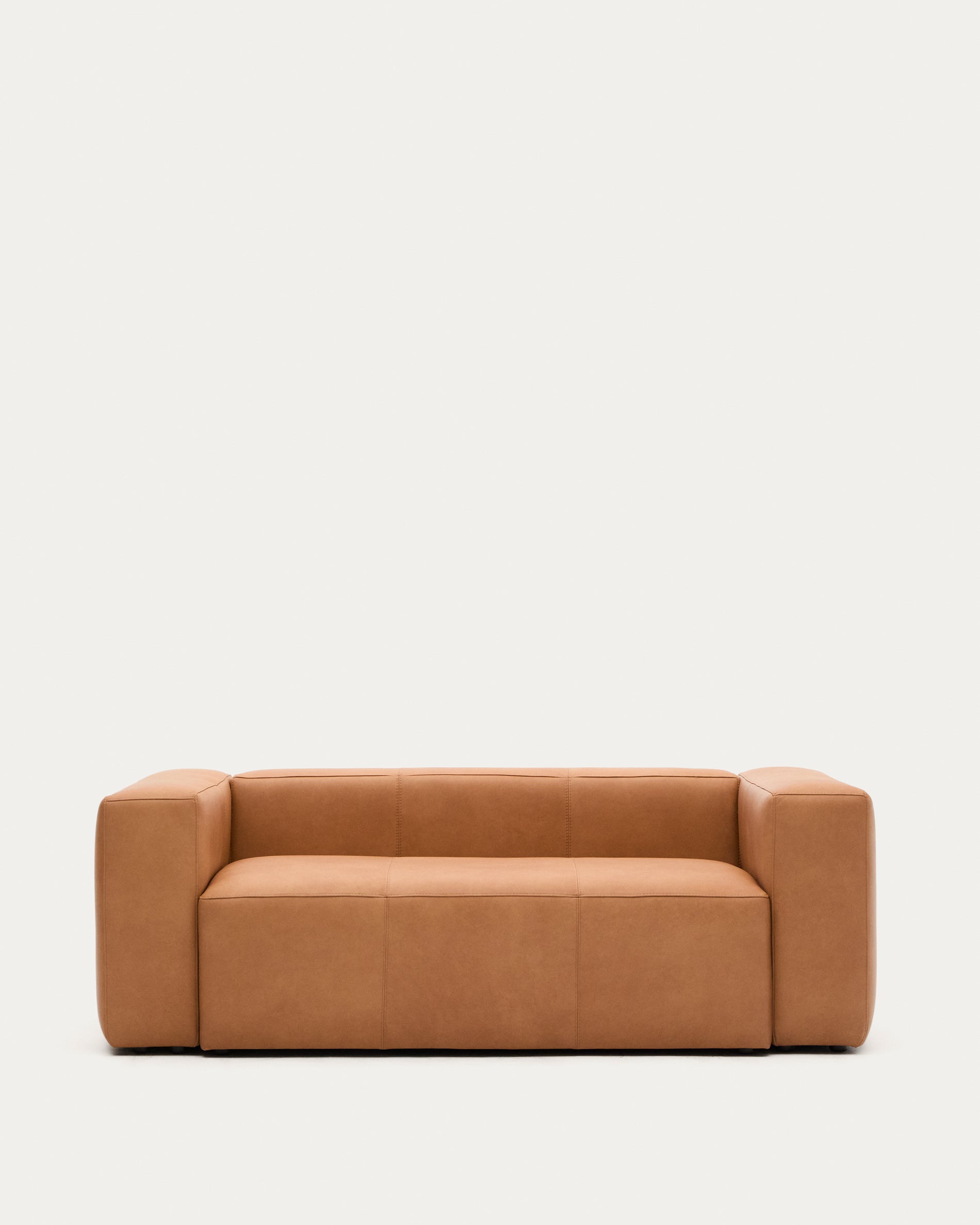 Sofa Blok aus braunem Leder 2-Sitzer 210 cm in Braun präsentiert im Onlineshop von KAQTU Design AG. 2er Sofa ist von Kave Home