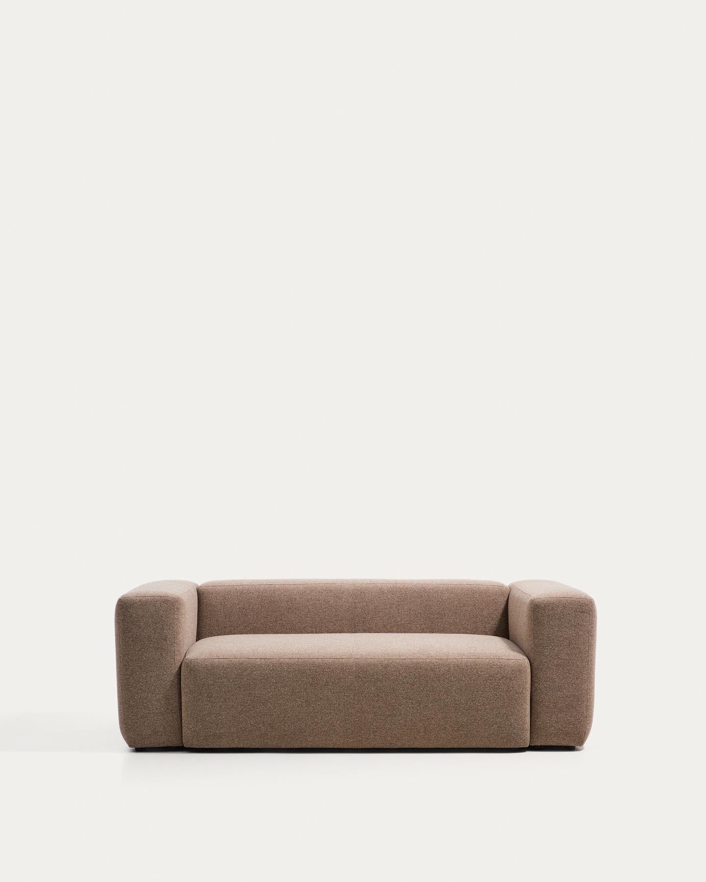 2-Sitzer-Sofa Blok in brauner Chenille, 210 cm, FSC Mix Credit in Taupe präsentiert im Onlineshop von KAQTU Design AG. 2er Sofa ist von Kave Home