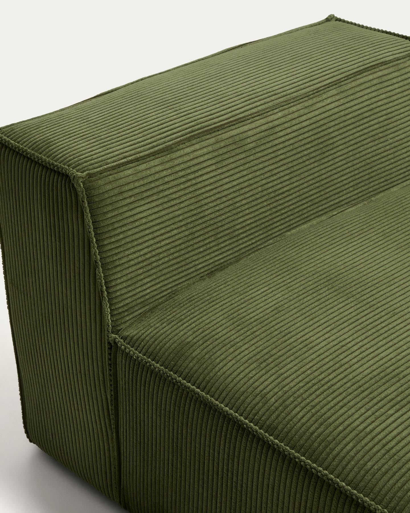 Sessel Blok mit grobem grünem Cord 90 cm FSC Mix Credit in Grün präsentiert im Onlineshop von KAQTU Design AG. Pouf ist von Kave Home