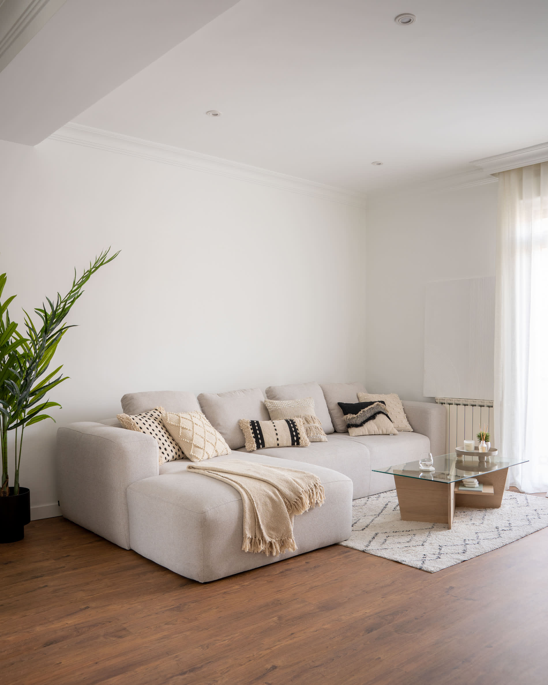 Modernes 4-Sitzer Sofa mit linker Chaiselongue, beige, 330 cm, FSC-zertifiziert, von Kave Home, stilvoll und nachhaltig.