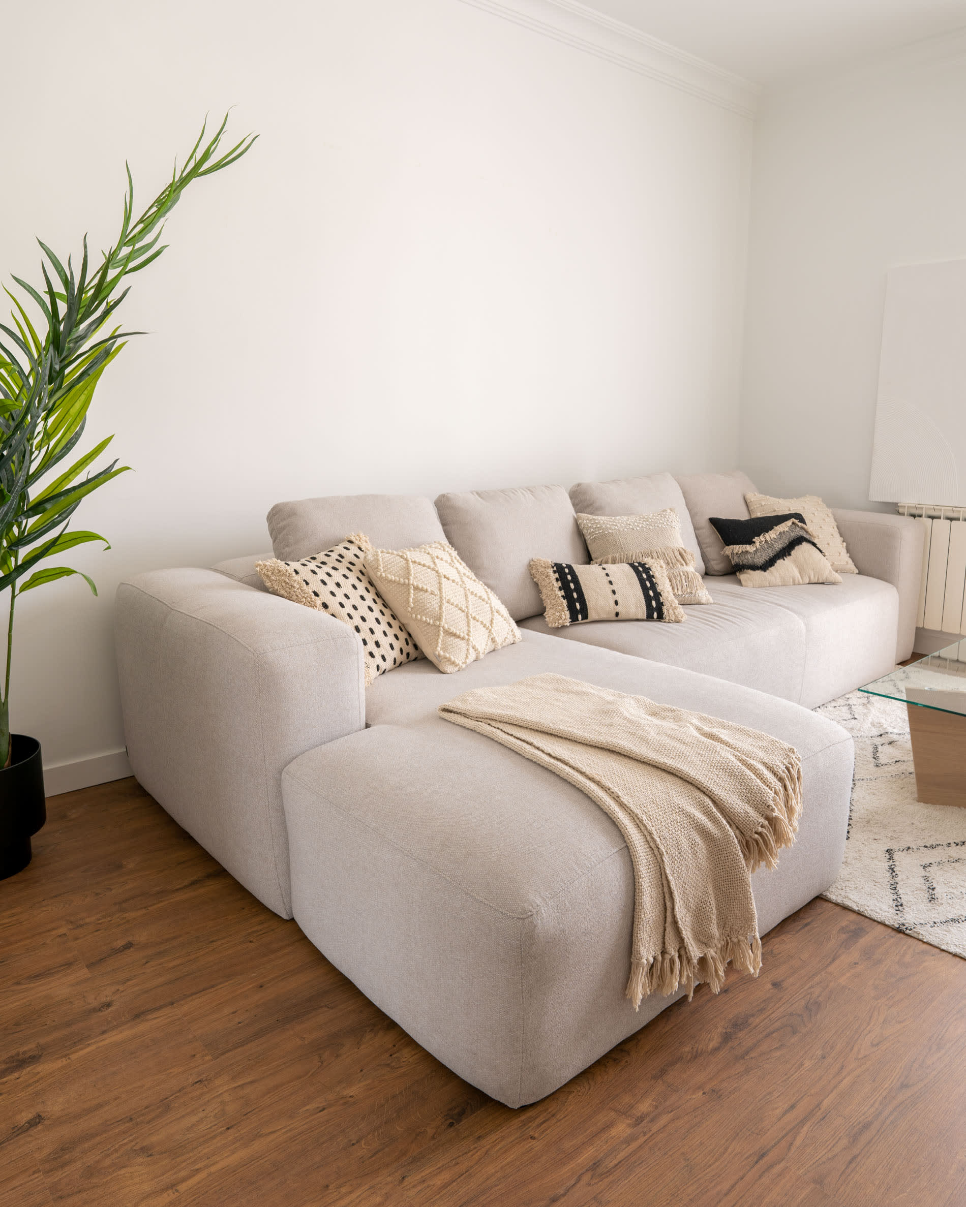 Beige 4-Sitzer Sofa mit Chaiselongue links, 330 cm, von Kave Home. Hochwertige Polsterung, modernes Design, nachhaltig produziert.