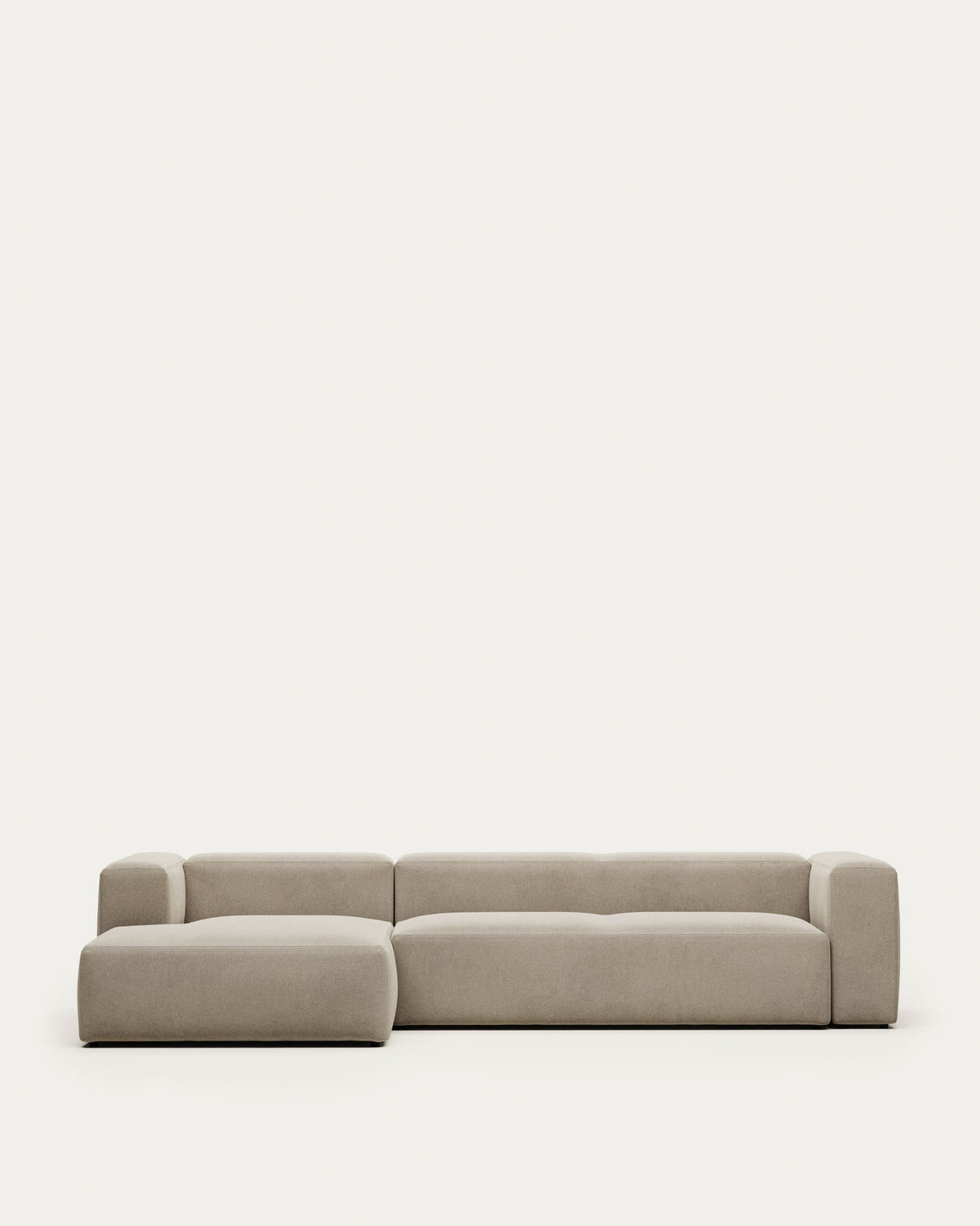4-Sitzer-Sofa Blok mit Chaiselongue links, schwer entflammbar mit beiger Chenille, 330 cm in Beige präsentiert im Onlineshop von KAQTU Design AG. 4er Sofa ist von Kave Home