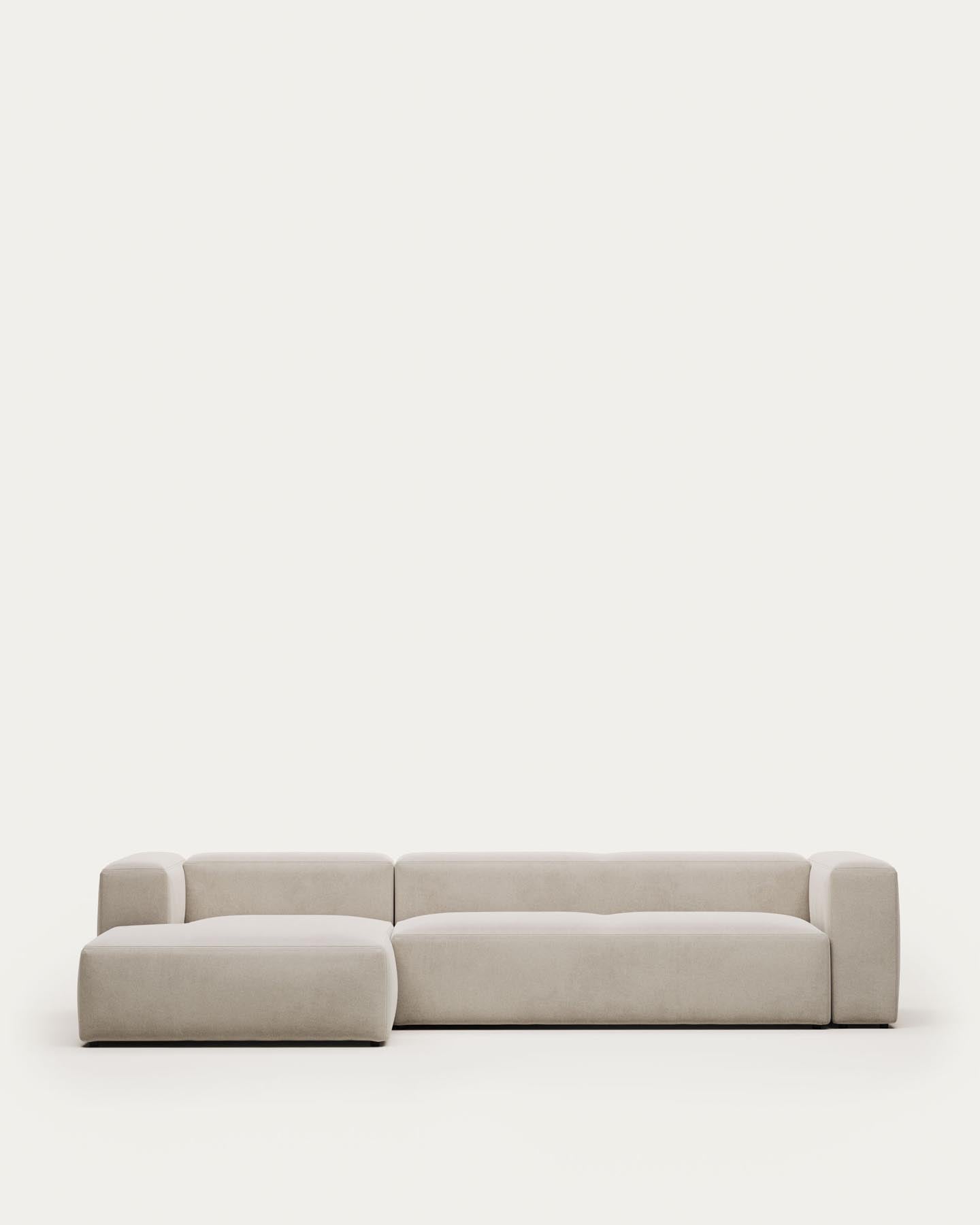 4-Sitzer-Sofa Blok mit Chaiselongue links, schwer entflammbar mit weisser Chenille, 330 cm in Grau präsentiert im Onlineshop von KAQTU Design AG. 4er Sofa ist von Kave Home