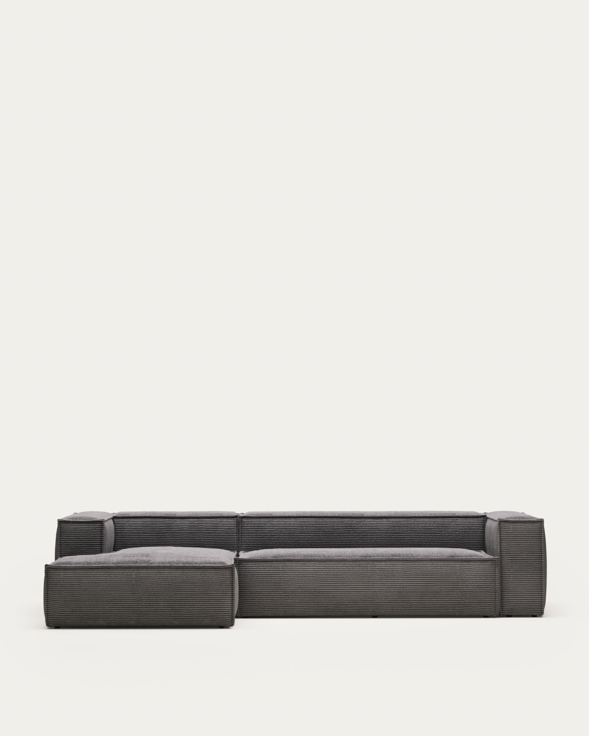 4-Sitzer-Sofa Blok mit dickem, grauen Cord und Chaiselongue links 330 cm FSC Mix Credit in Grau präsentiert im Onlineshop von KAQTU Design AG. 4er Sofa ist von Kave Home