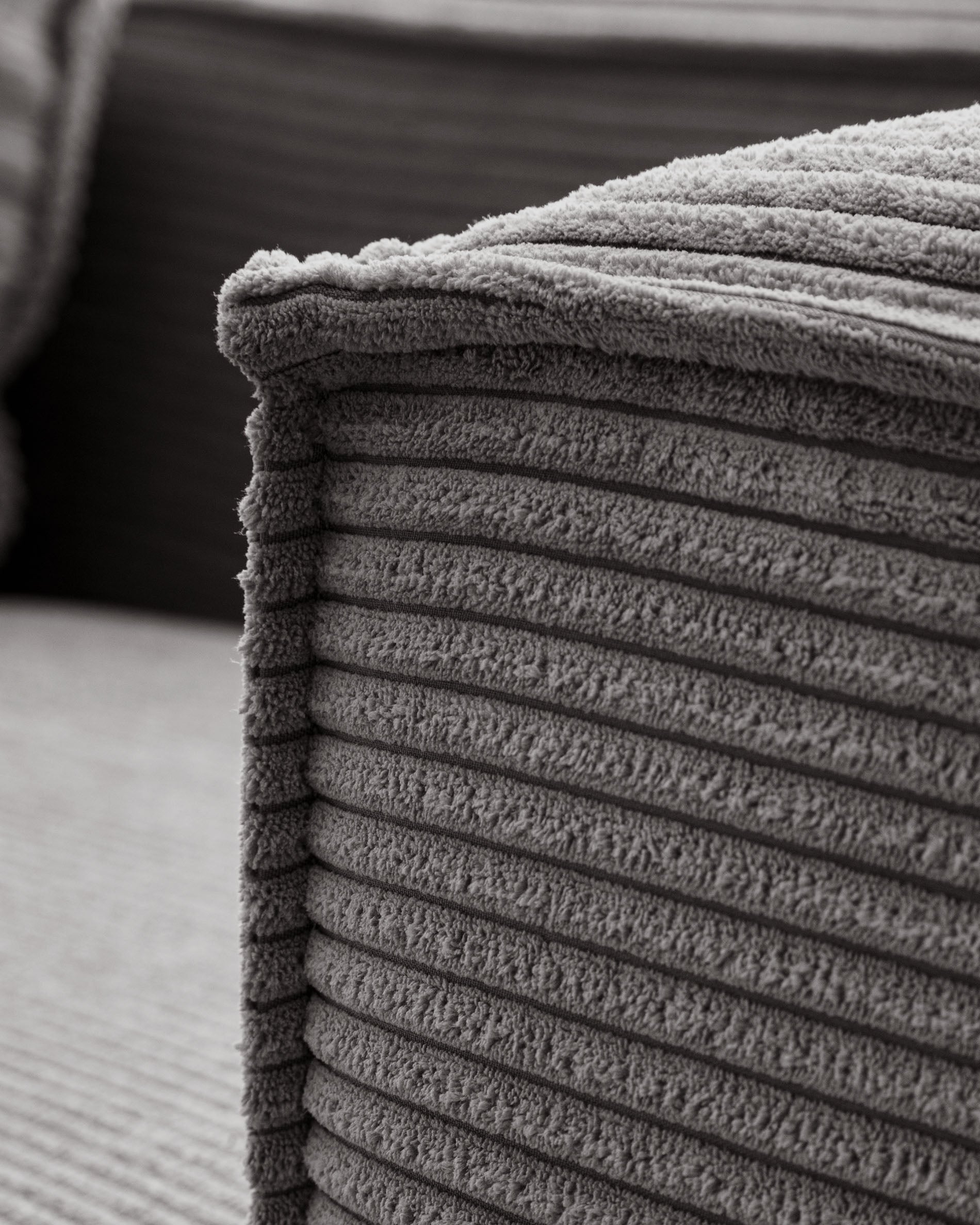 4-Sitzer-Sofa Blok mit dickem, grauen Cord und Chaiselongue links 330 cm FSC Mix Credit in Grau präsentiert im Onlineshop von KAQTU Design AG. 4er Sofa ist von Kave Home