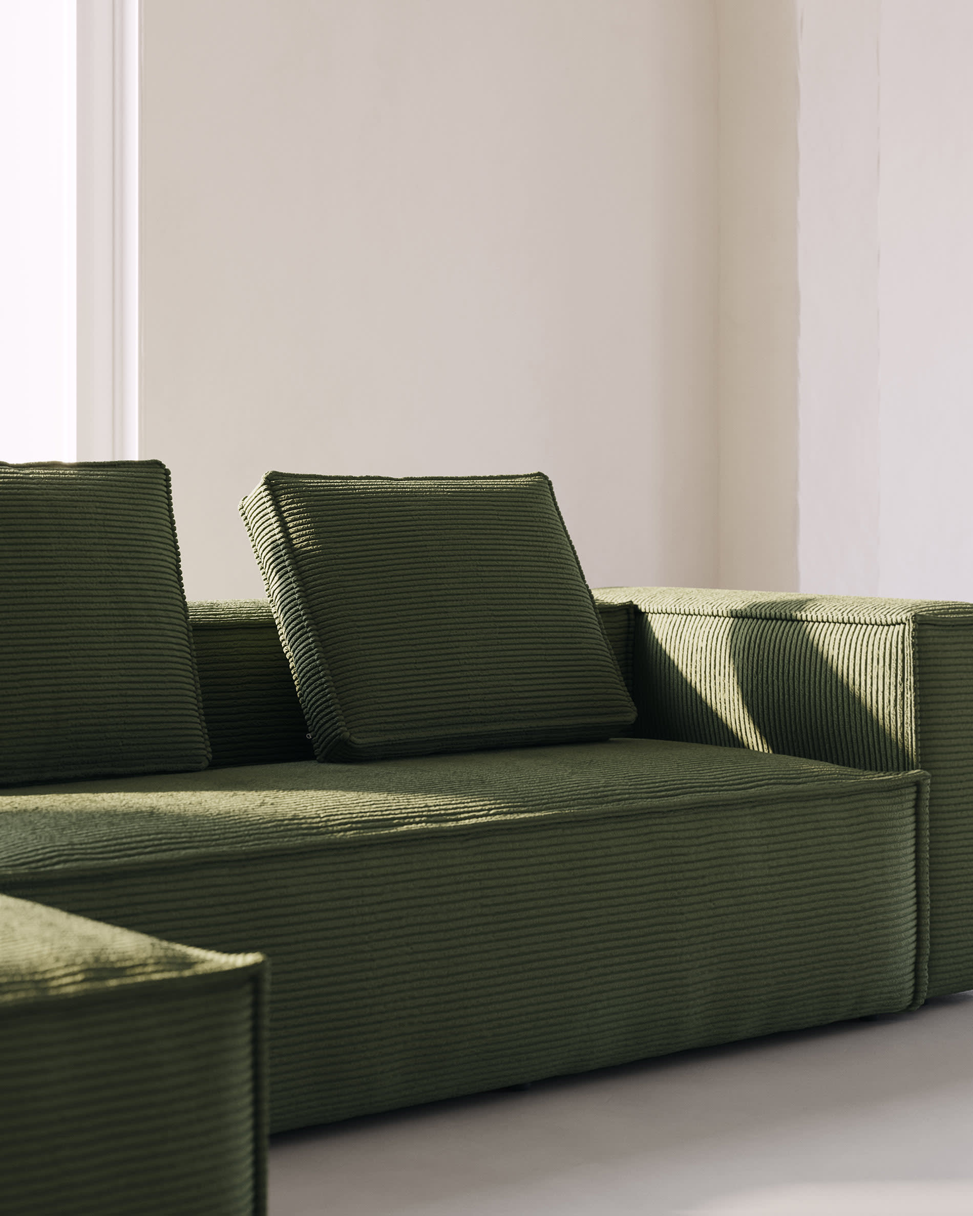 Modernes 4-Sitzer-Sofa mit linker Chaiselongue, grünem Cordstoff, 330 cm breit, nachhaltig mit FSC-Mix-Zertifikat von Kave Home.