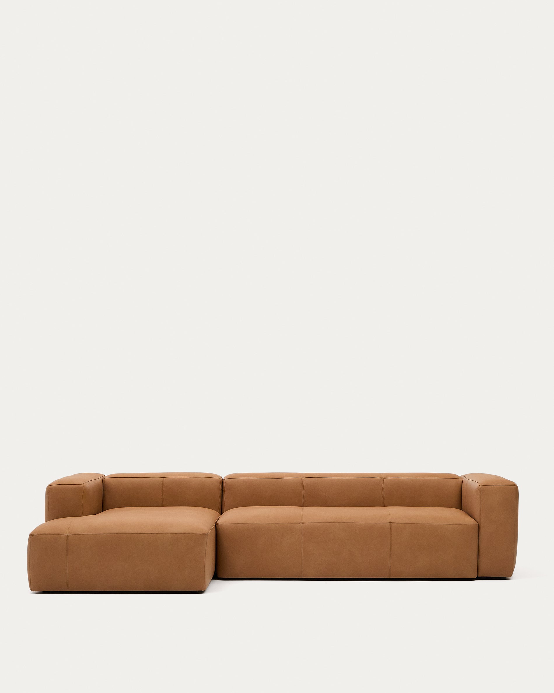 Sofa Blok aus braunem Leder 4-Sitzer Chaiselongue links 330 cm in Braun präsentiert im Onlineshop von KAQTU Design AG. 4er Sofa ist von Kave Home