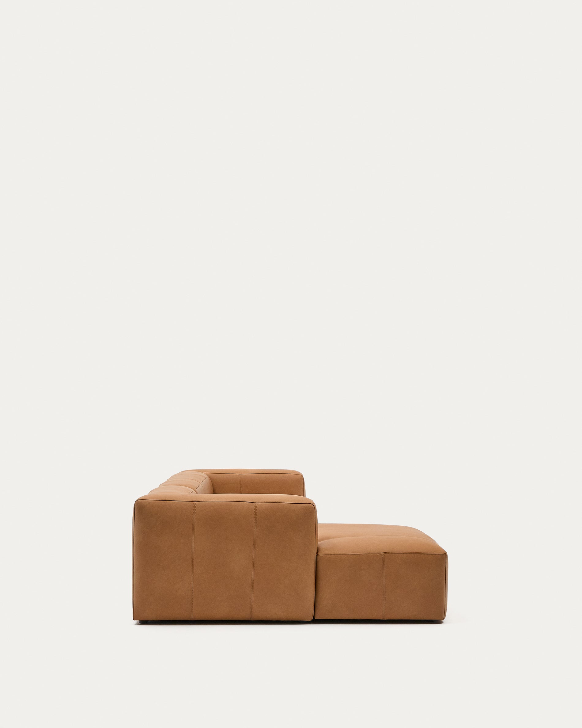 Sofa Blok aus braunem Leder 4-Sitzer Chaiselongue links 330 cm in Braun präsentiert im Onlineshop von KAQTU Design AG. 4er Sofa ist von Kave Home