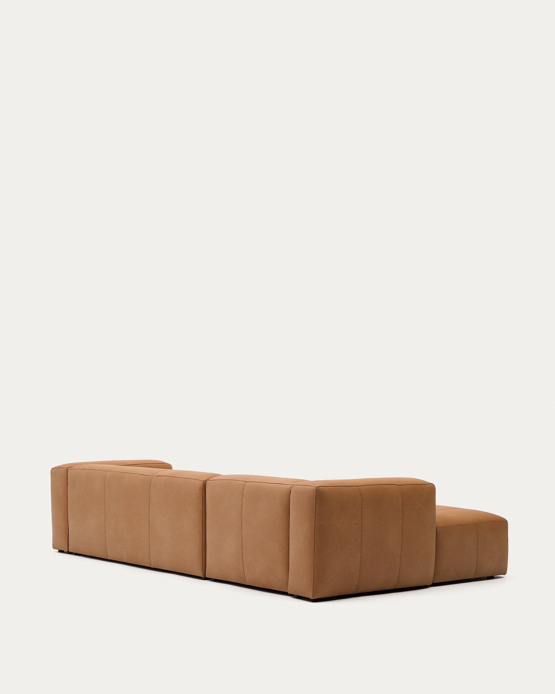 Sofa Blok aus braunem Leder 4-Sitzer Chaiselongue links 330 cm in Braun präsentiert im Onlineshop von KAQTU Design AG. 4er Sofa ist von Kave Home