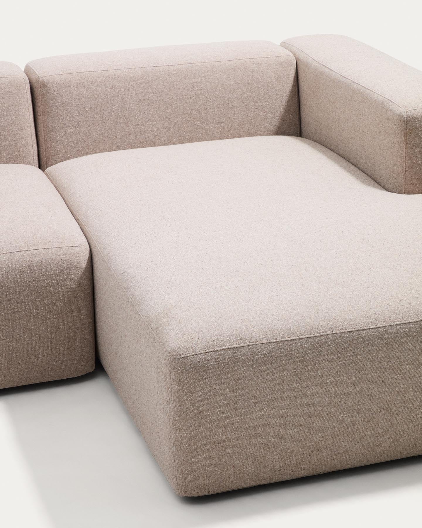 4-Sitzer-Sofa Blok mit Chaiselongue links in beiger Chenille, 330 cm, FSC Mix Credit in Beige präsentiert im Onlineshop von KAQTU Design AG. L-Sofa links ist von Kave Home