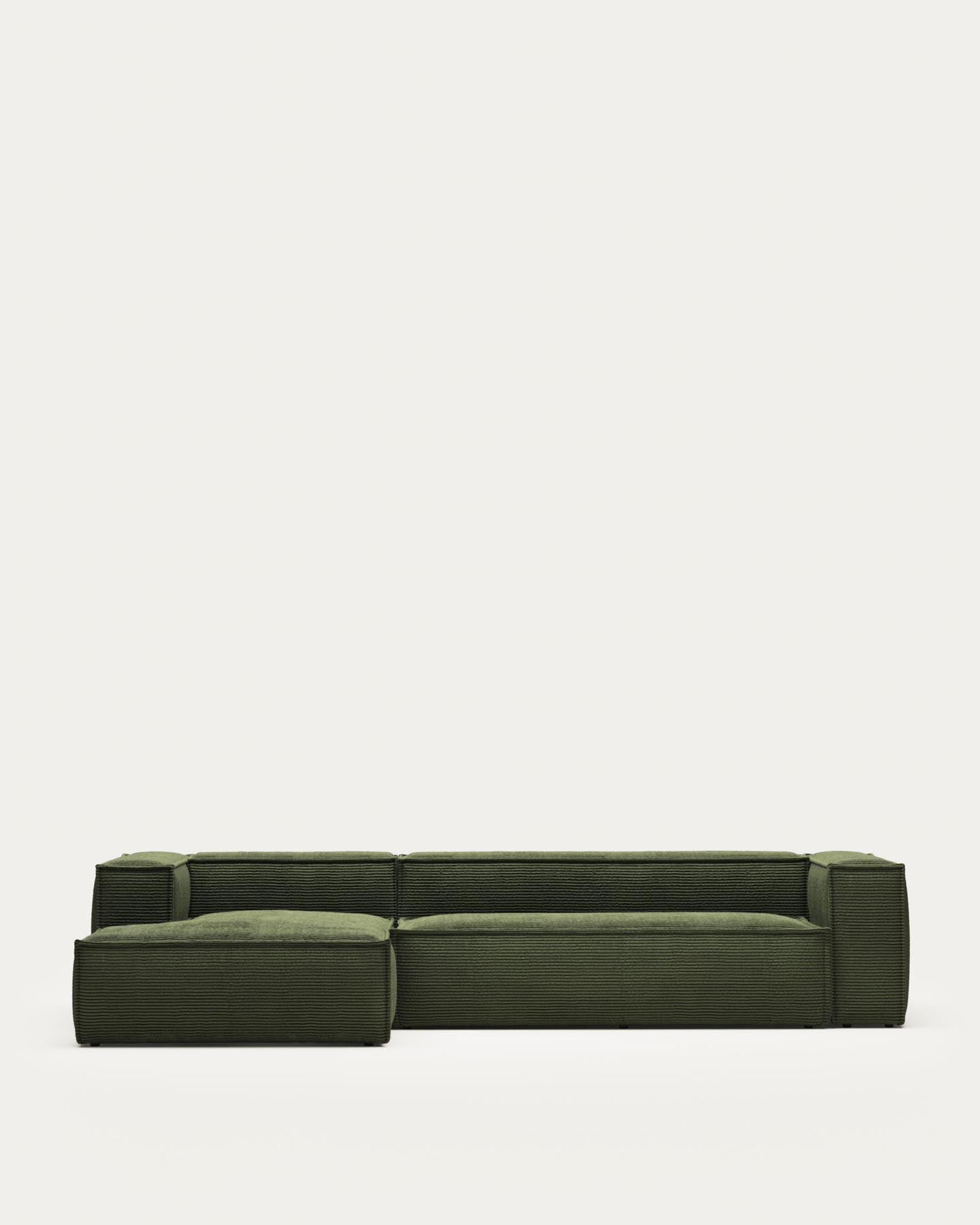 4-Sitzer-Sofa Blok mit Chaiselongue links, schwer entflammbar mit dickem, grünen Cord, 330 cm, FSC Mix Credit in Grün präsentiert im Onlineshop von KAQTU Design AG. 4er Sofa ist von Kave Home