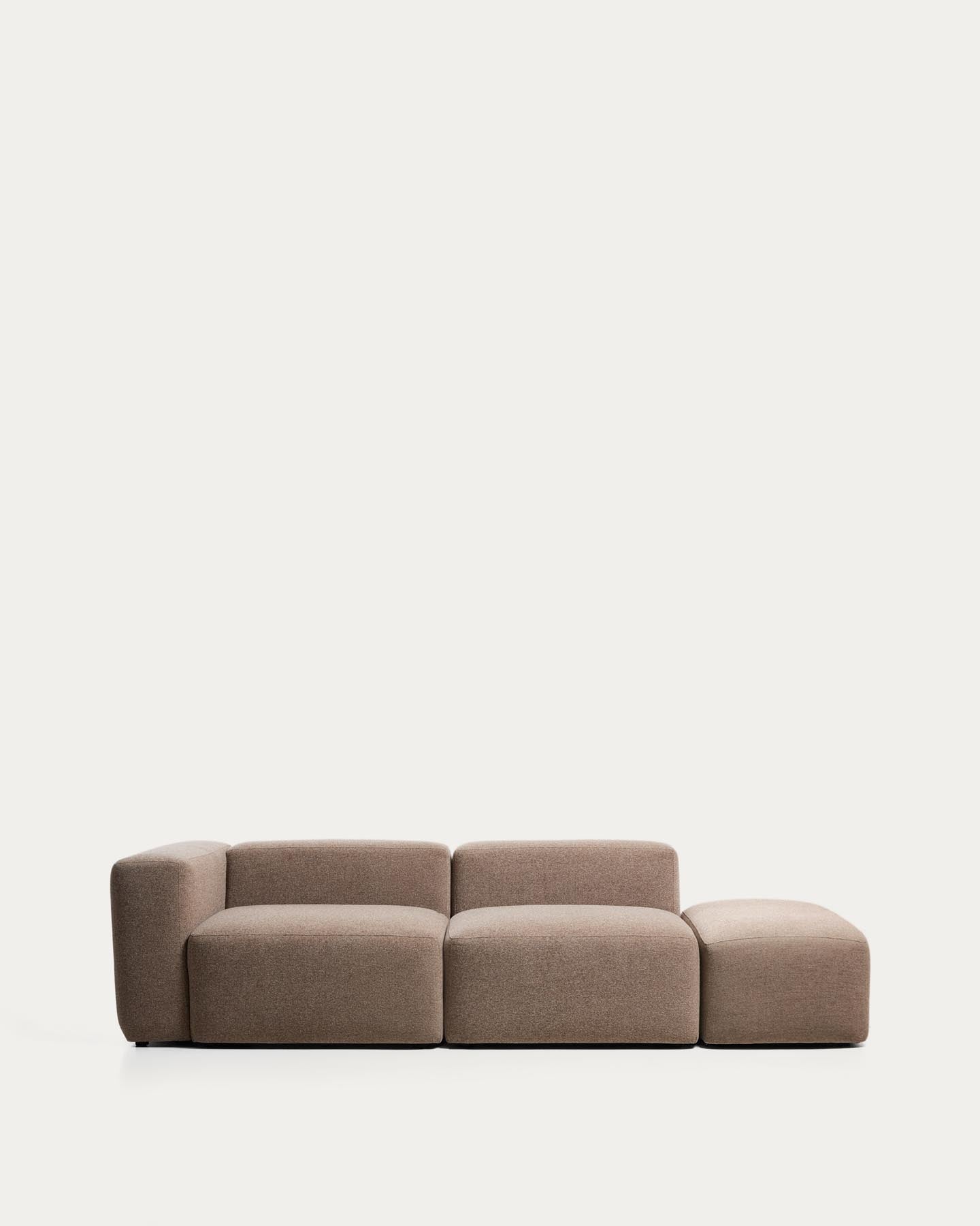 3-Sitzer-Sofa Blok mit Armlehne links und Pouf-Randmodul in brauner Chenille, 270 cm, FSC Mix Credit in Taupe präsentiert im Onlineshop von KAQTU Design AG. 3er Sofa ist von Kave Home