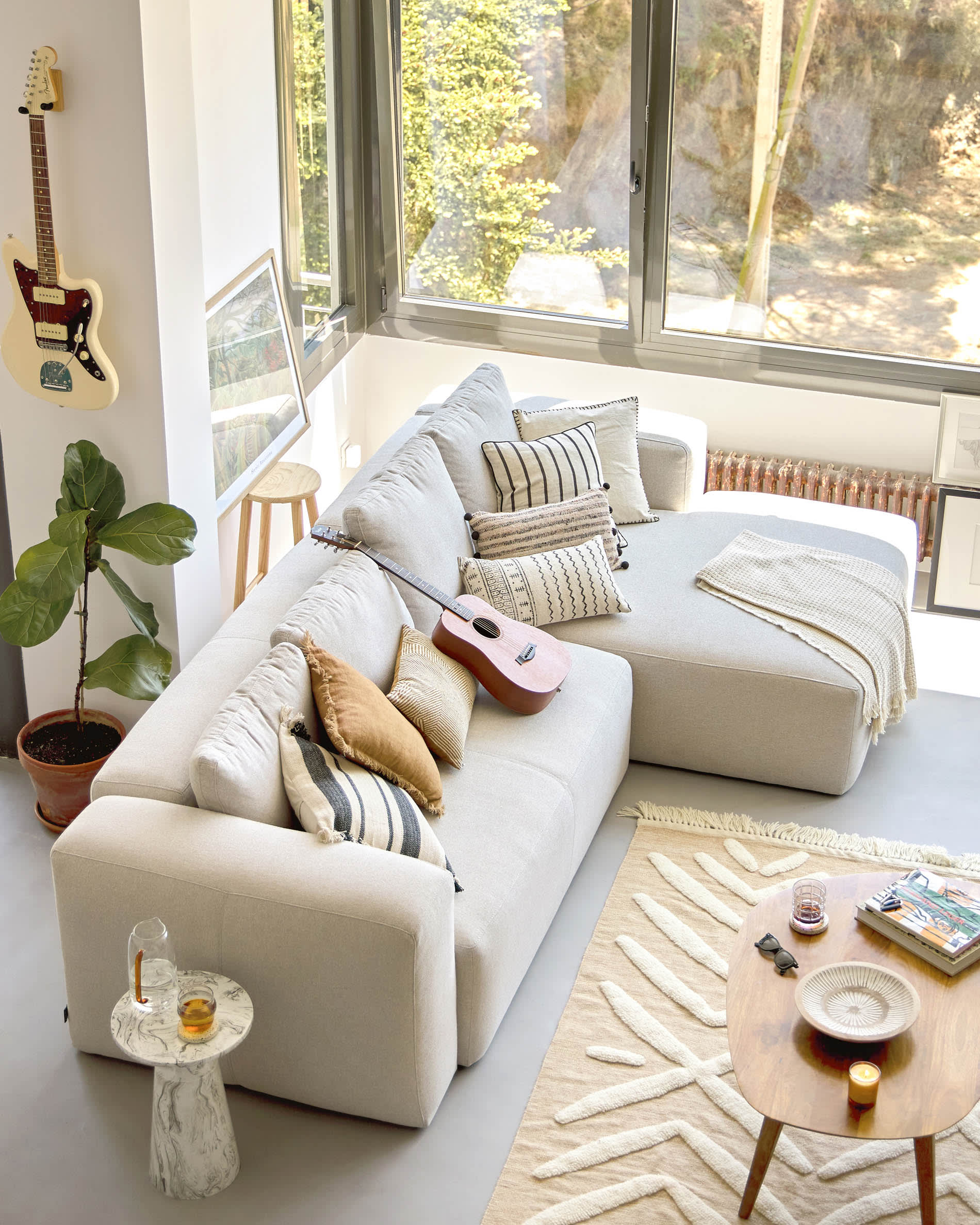 Modernes 4-Sitzer Sofa mit rechter Chaiselongue, beige, 330 cm, FSC-zertifiziert, von Kave Home, komfortabel und umweltfreundlich.