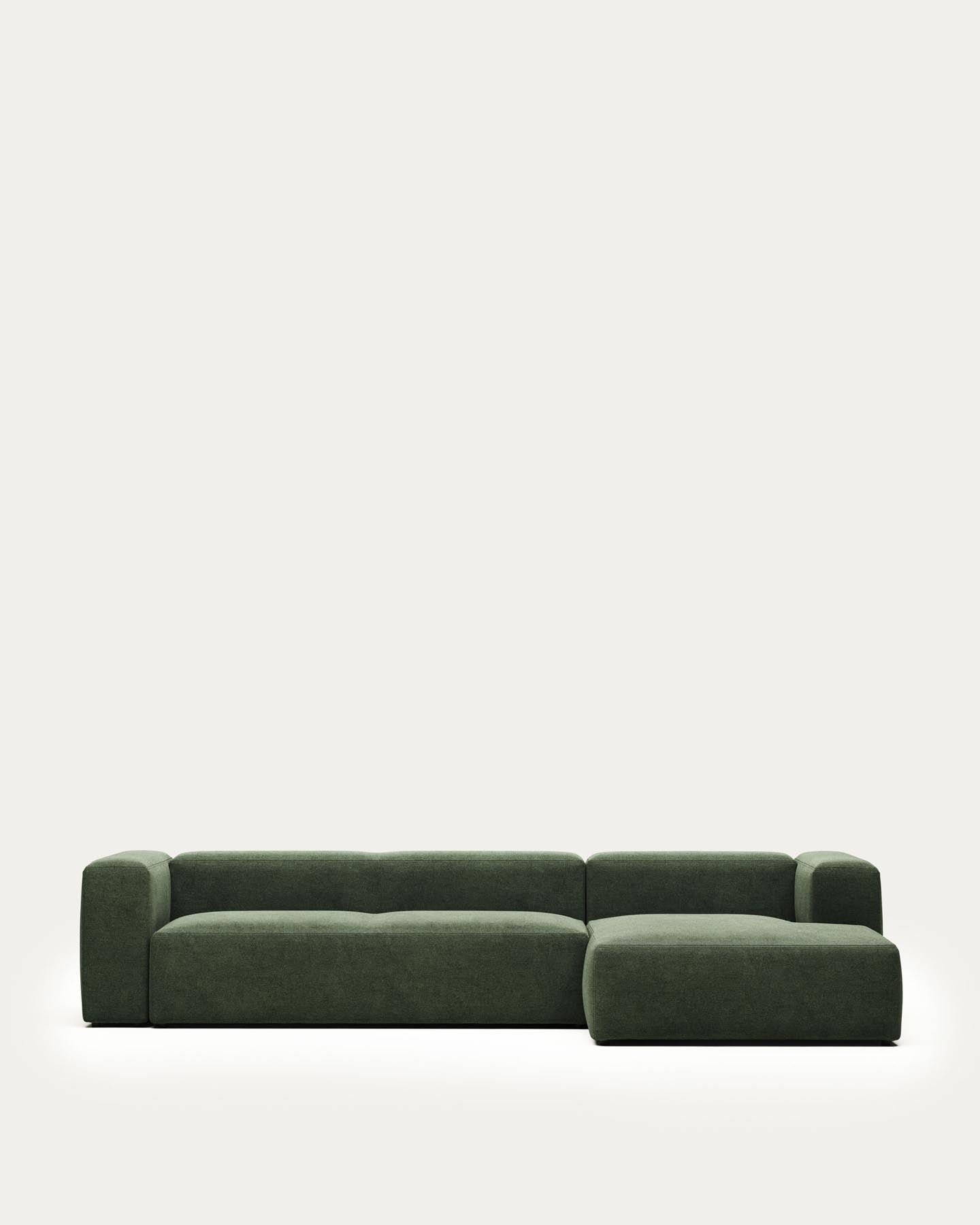 4-Sitzer-Sofa Blok mit Chaiselongue rechts, schwer entflammbar mit grüner Chenille, 330 cm in Grün präsentiert im Onlineshop von KAQTU Design AG. 4er Sofa ist von Kave Home
