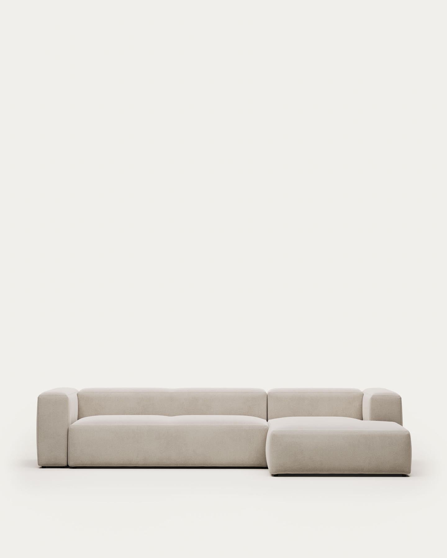4-Sitzer-Sofa Blok mit Chaiselongue rechts, schwer entflammbar mit weisser Chenille, 330 cm in Grau präsentiert im Onlineshop von KAQTU Design AG. 4er Sofa ist von Kave Home