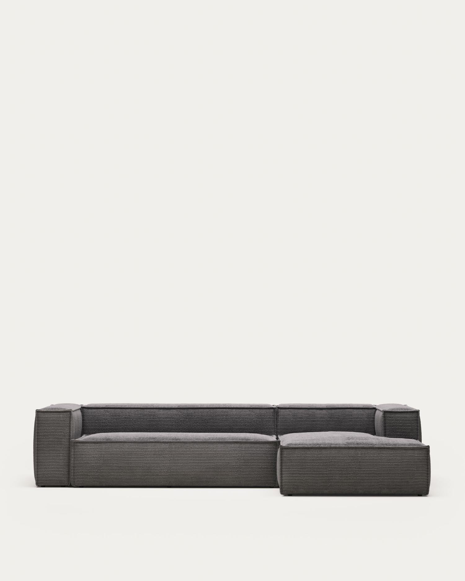 4-Sitzer-Sofa Blok mit dickem, grauen Cord und Chaiselongue rechts 330 cm FSC Mix Credit in Grau präsentiert im Onlineshop von KAQTU Design AG. 4er Sofa ist von Kave Home