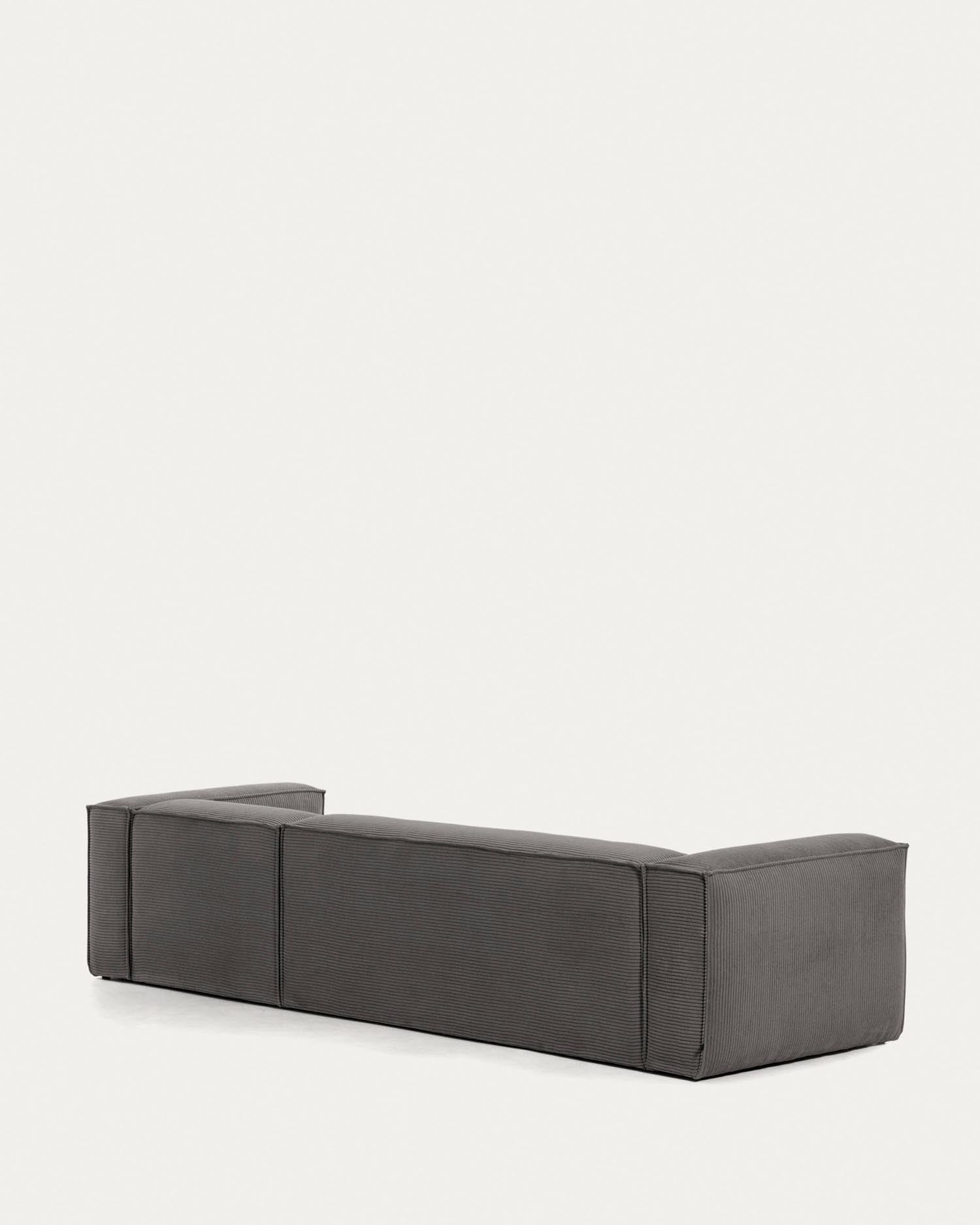 Erleben Sie das 4-Sitzer-Sofa Blok mit Chaiselongue rechts aus grauem Cord. Perfekte Kombination aus Eleganz, Komfort und Nachhaltigkeit für Ihr Zuhause.