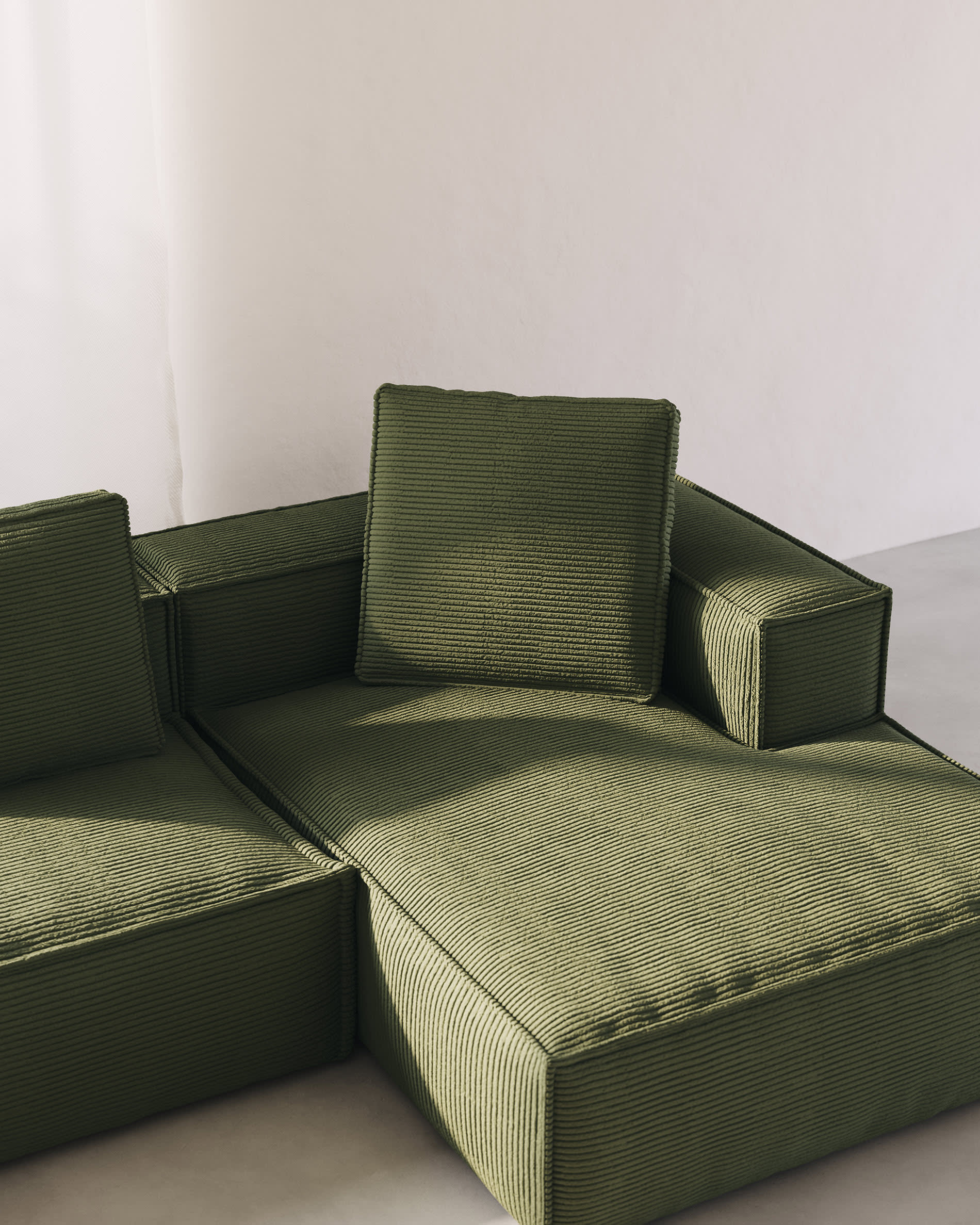 Stylisches 4-Sitzer-Sofa mit rechter Chaiselongue, breitem, grünem Cord, 330 cm, ideal für gemütliche Abende und nachhaltige Einrichtung.