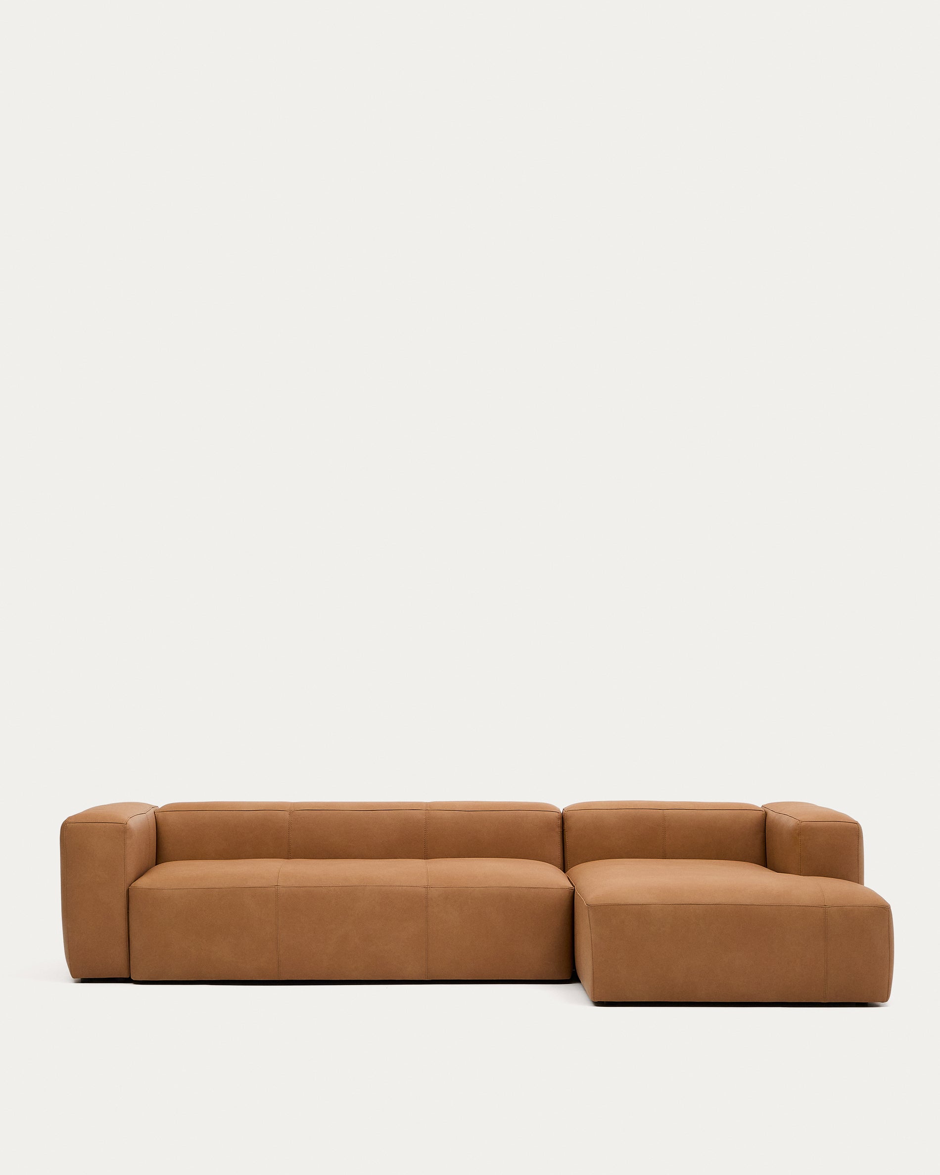 Sofa Blok aus braunem Leder 4-Sitzer Chaiselongue rechts aus Leder 330 cm in Braun präsentiert im Onlineshop von KAQTU Design AG. 4er Sofa ist von Kave Home