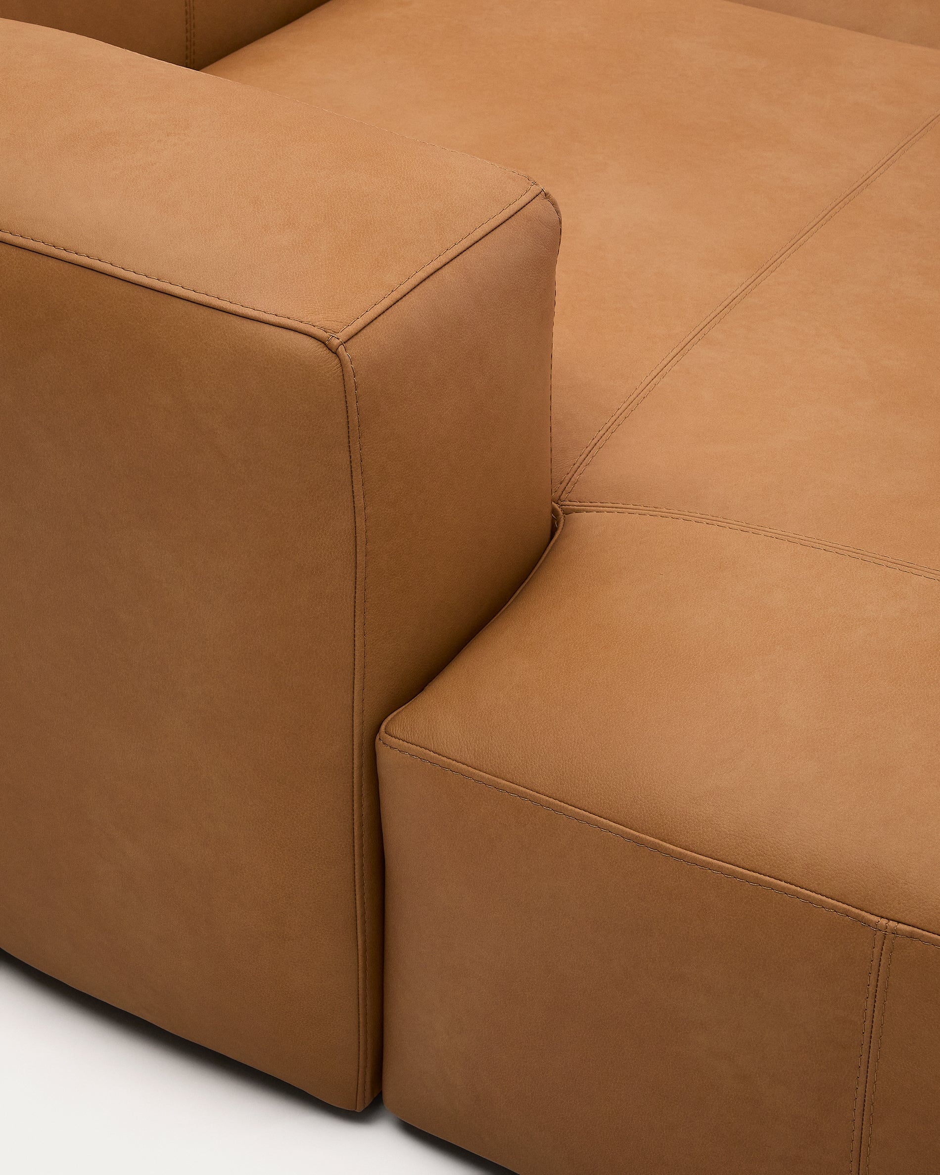Sofa Blok aus braunem Leder 4-Sitzer Chaiselongue rechts aus Leder 330 cm in Braun präsentiert im Onlineshop von KAQTU Design AG. 4er Sofa ist von Kave Home