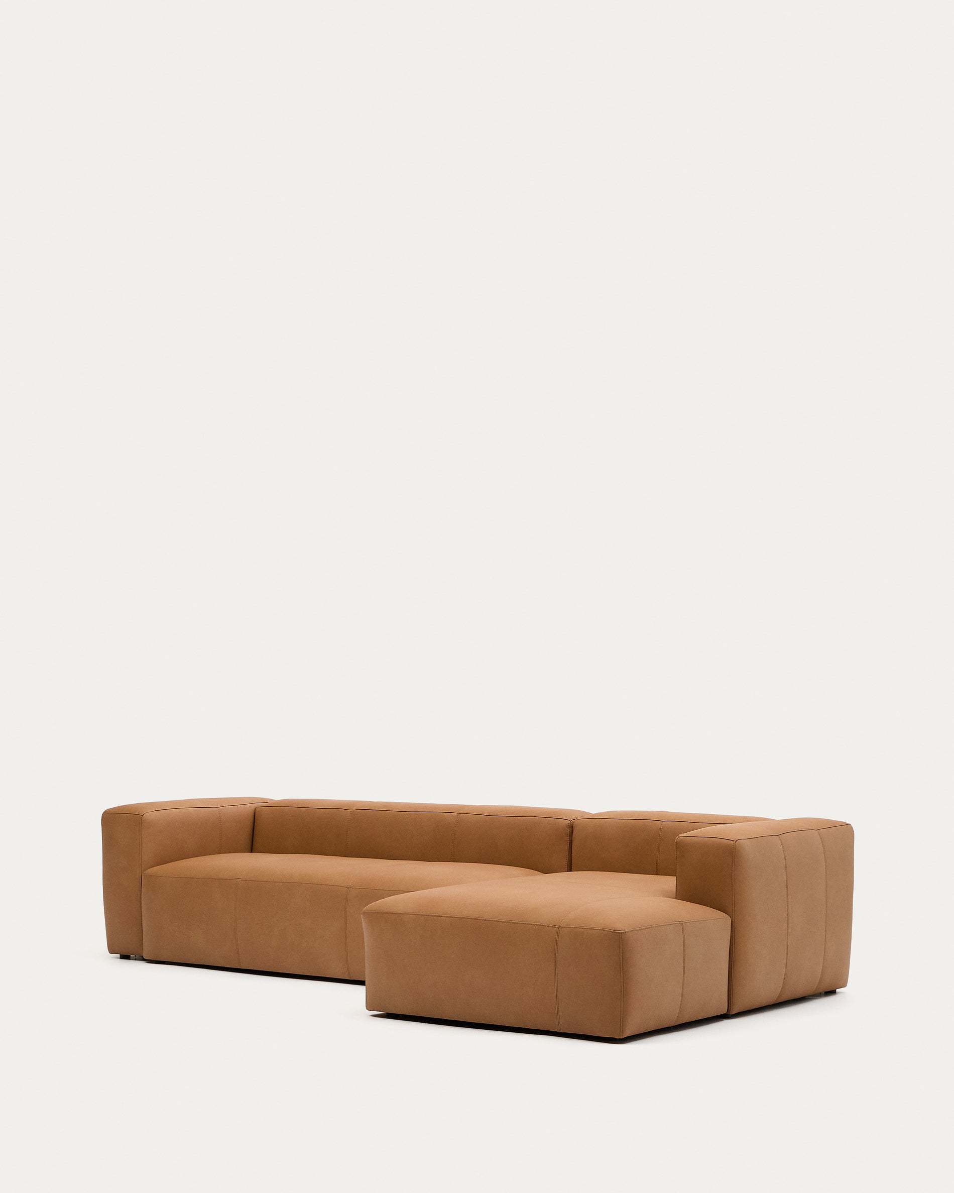 Sofa Blok aus braunem Leder 4-Sitzer Chaiselongue rechts aus Leder 330 cm in Braun präsentiert im Onlineshop von KAQTU Design AG. 4er Sofa ist von Kave Home